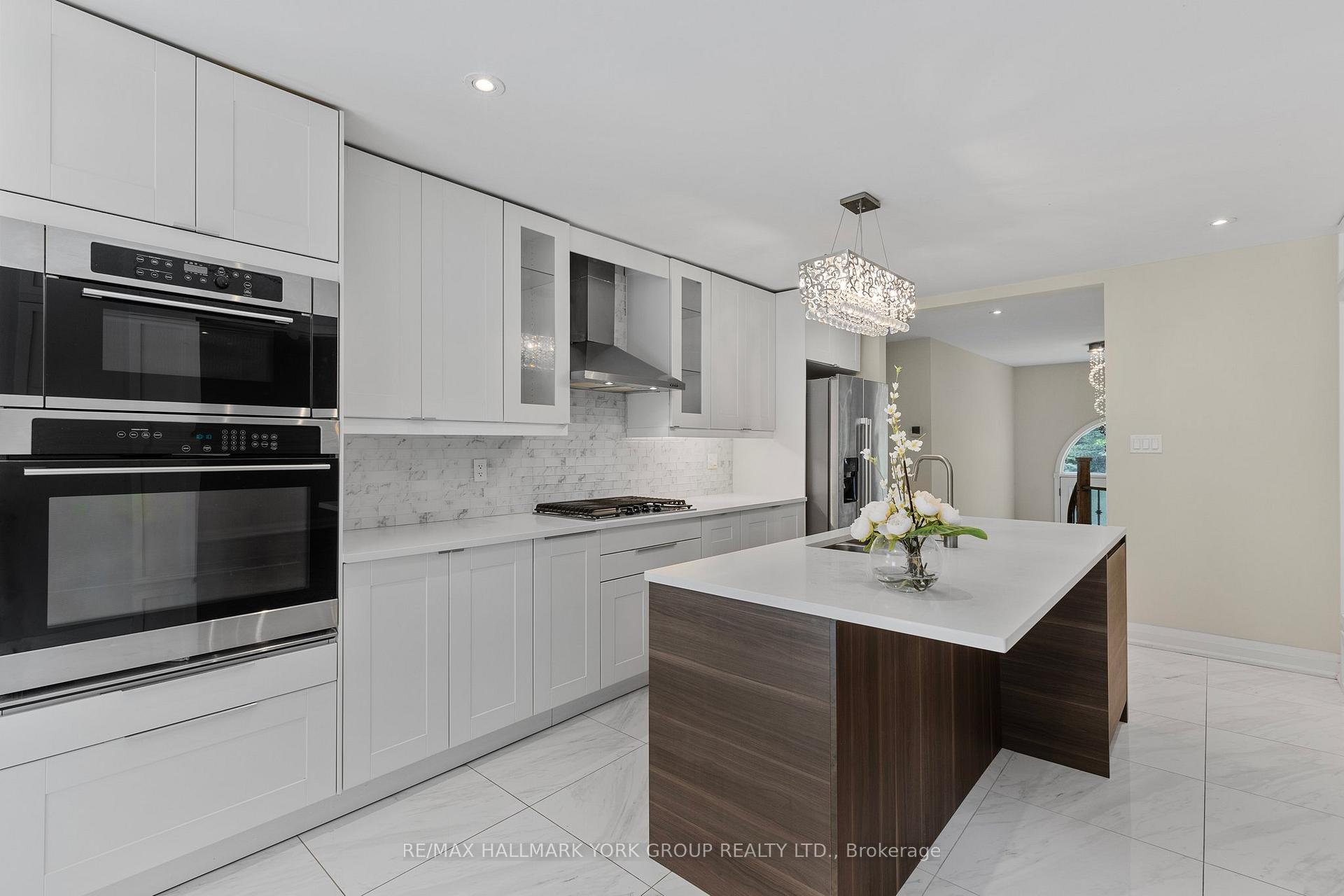 Photo 9 of 3 Pinehurst Court, Aurora, Aurora Village — HOMEH