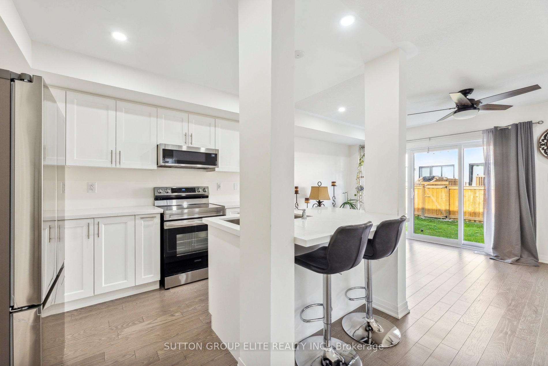 Photo 3 of Unit 65, 31 Caspian Square, Clarington, Bowmanville — HOMEH