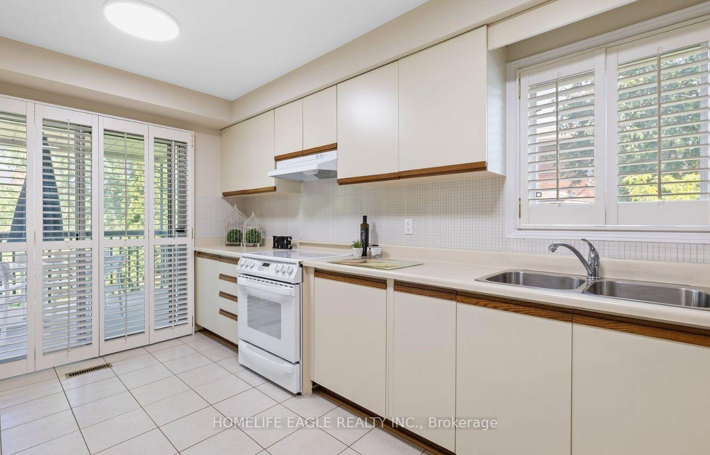Photo 10 of 263 Clover Leaf Street, Vaughan, East Woodbridge — HOMEH