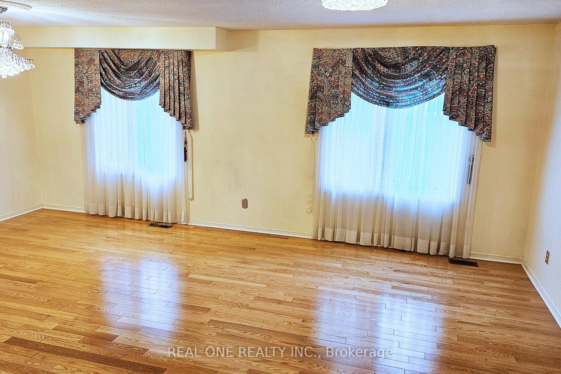 Photo 3 of 25 Bendamere Crescent, Markham, Raymerville — HOMEH