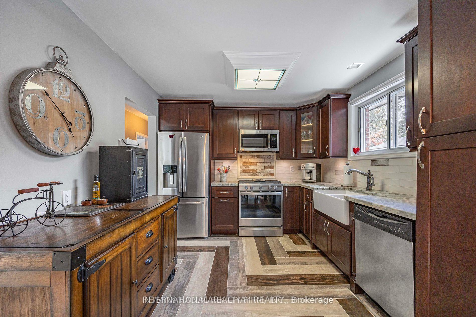 Photo 4 of Unit Main floor unit, 37 Foreht Crescent, Aurora, Aurora Heights — HOMEH