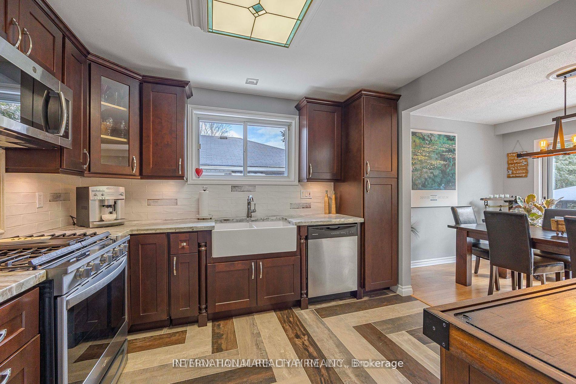 Photo 2 of Unit Main floor unit, 37 Foreht Crescent, Aurora, Aurora Heights — HOMEH