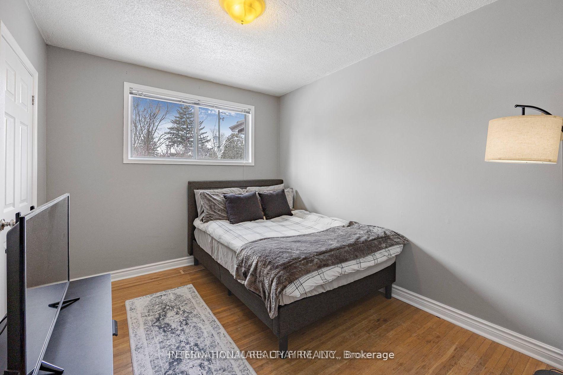 Photo 6 of Unit Main floor unit, 37 Foreht Crescent, Aurora, Aurora Heights — HOMEH