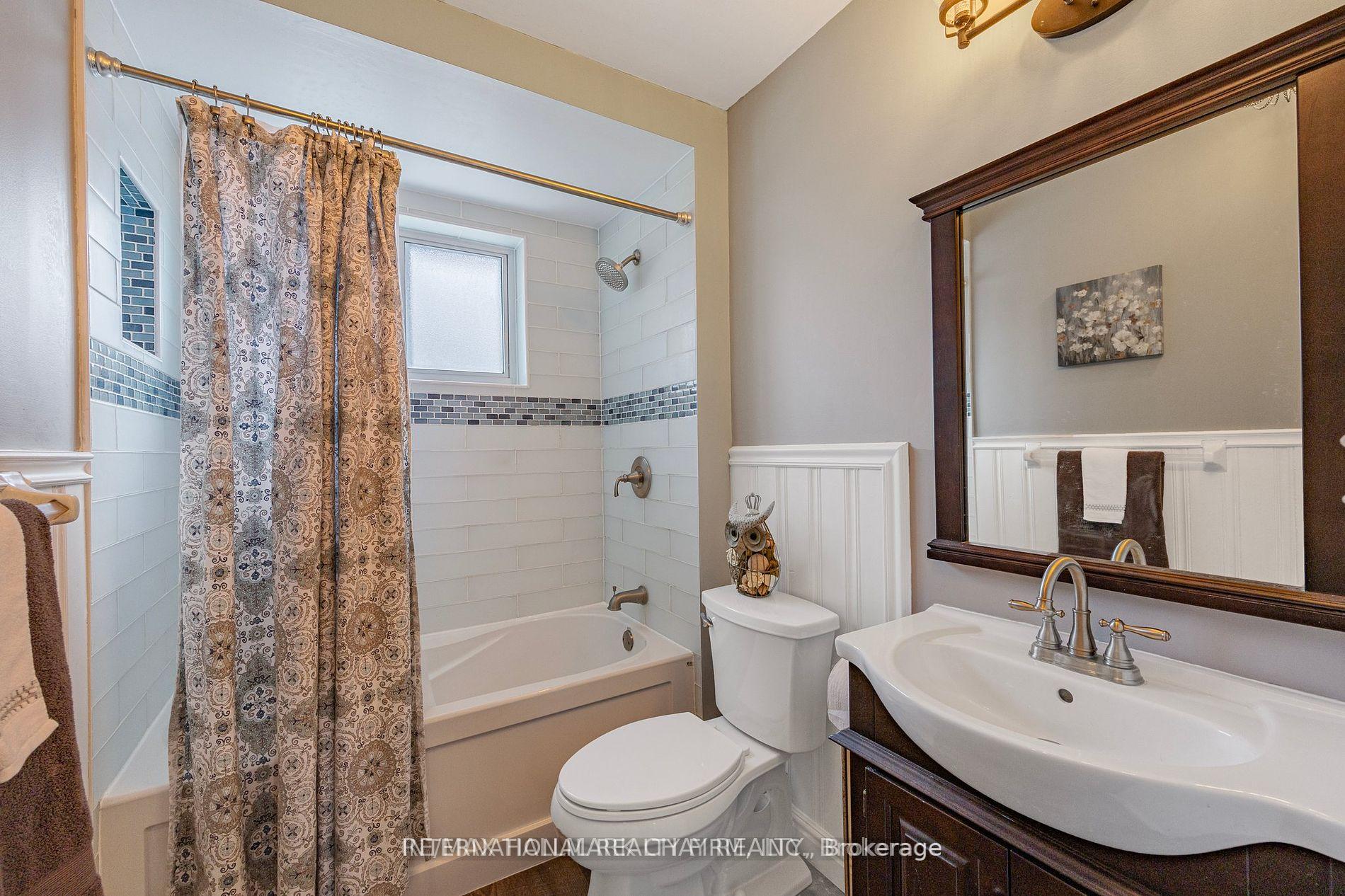 Photo 9 of Unit Main floor unit, 37 Foreht Crescent, Aurora, Aurora Heights — HOMEH