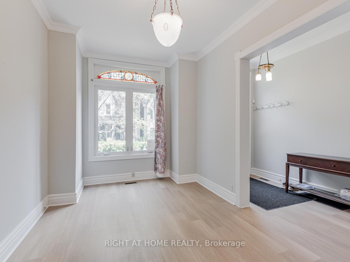 Photo 4 of 168 Borden Street, Toronto, University — HOMEH