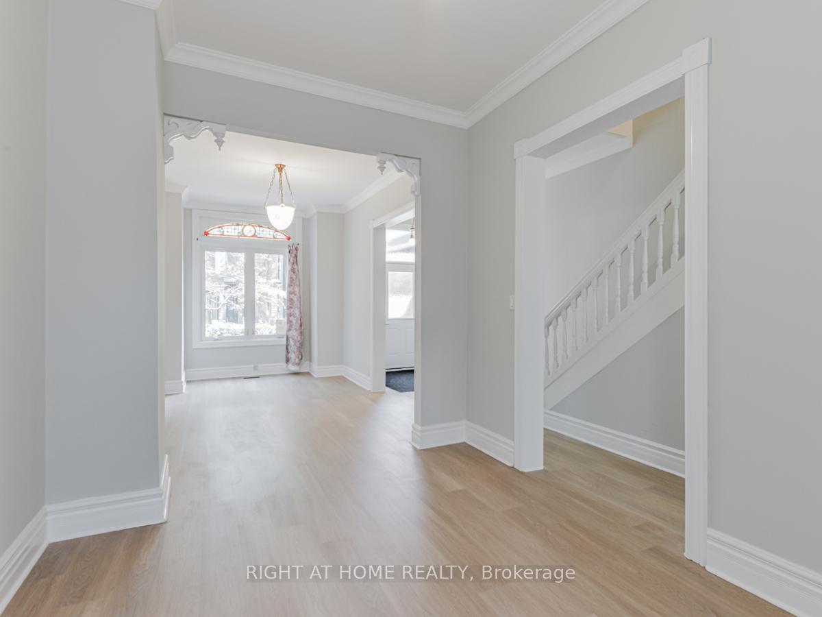 Photo 3 of 168 Borden Street, Toronto, University — HOMEH