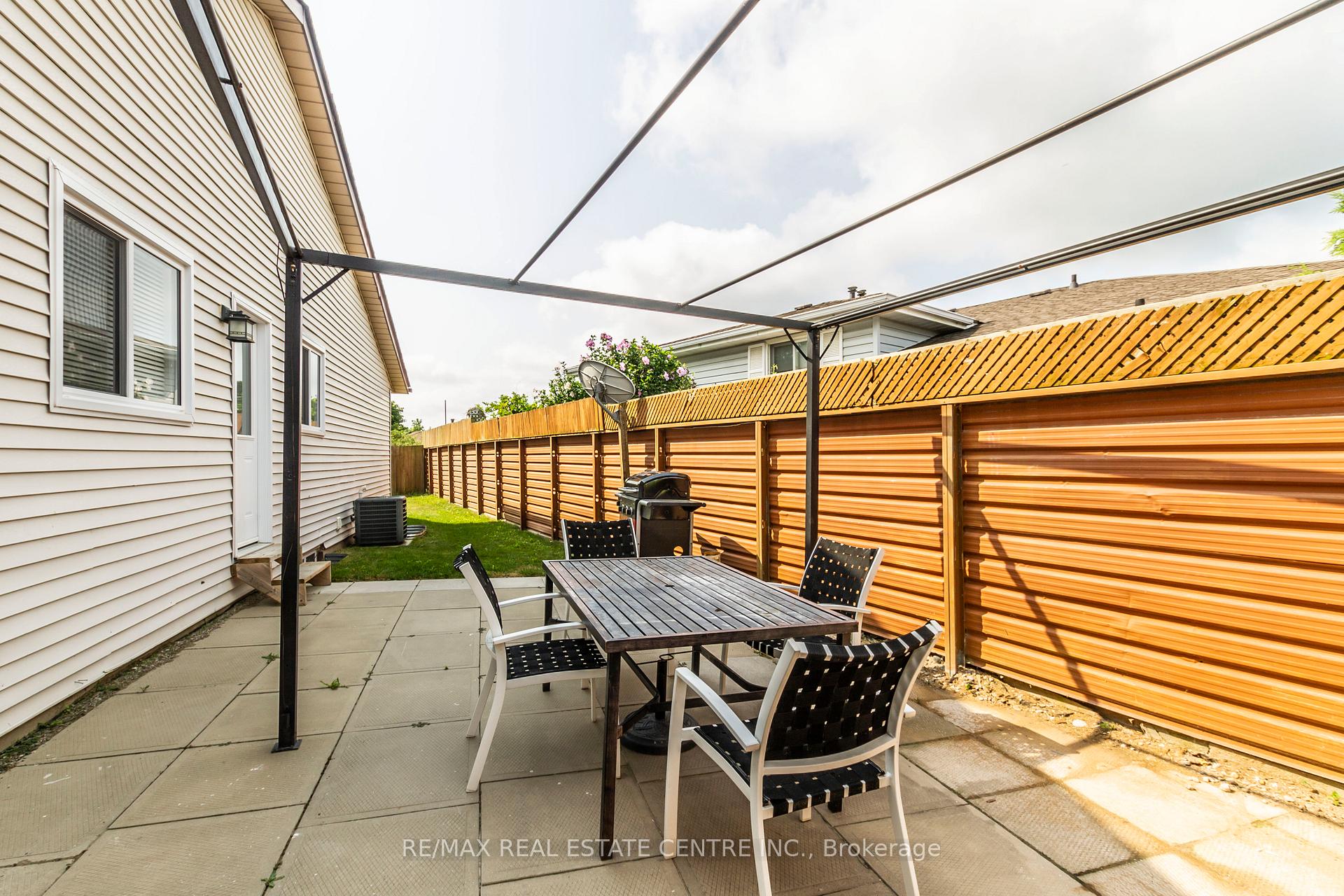 Photo 13 of Unit B, 99 Nickolas Crescent, Cambridge — HOMEH