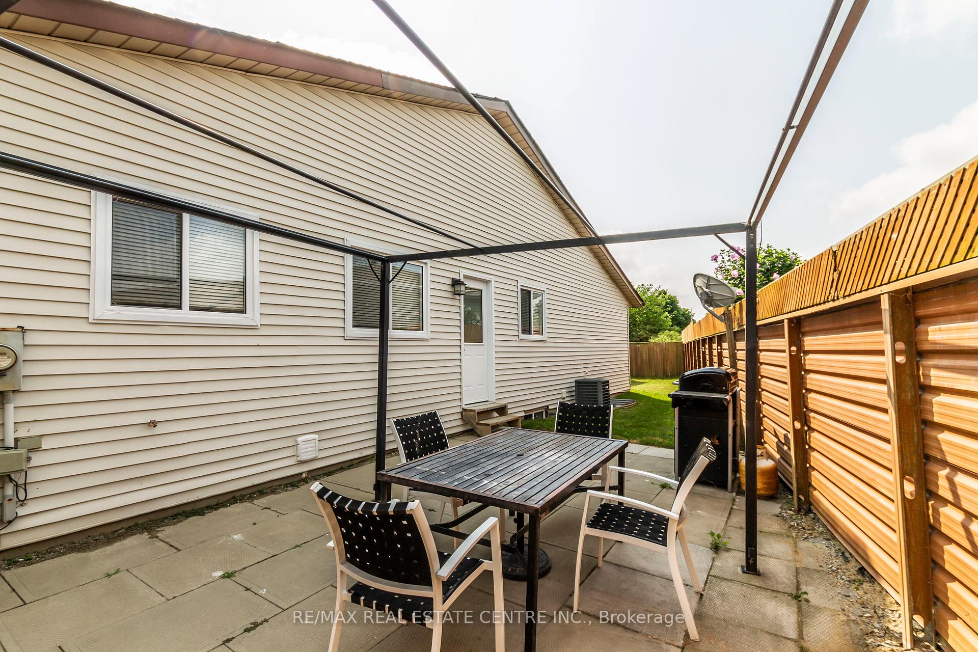 Photo 16 of Unit B, 99 Nickolas Crescent, Cambridge — HOMEH