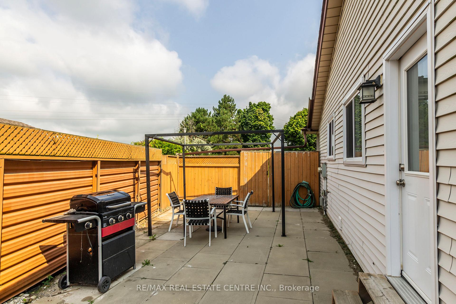 Photo 19 of Unit B, 99 Nickolas Crescent, Cambridge — HOMEH