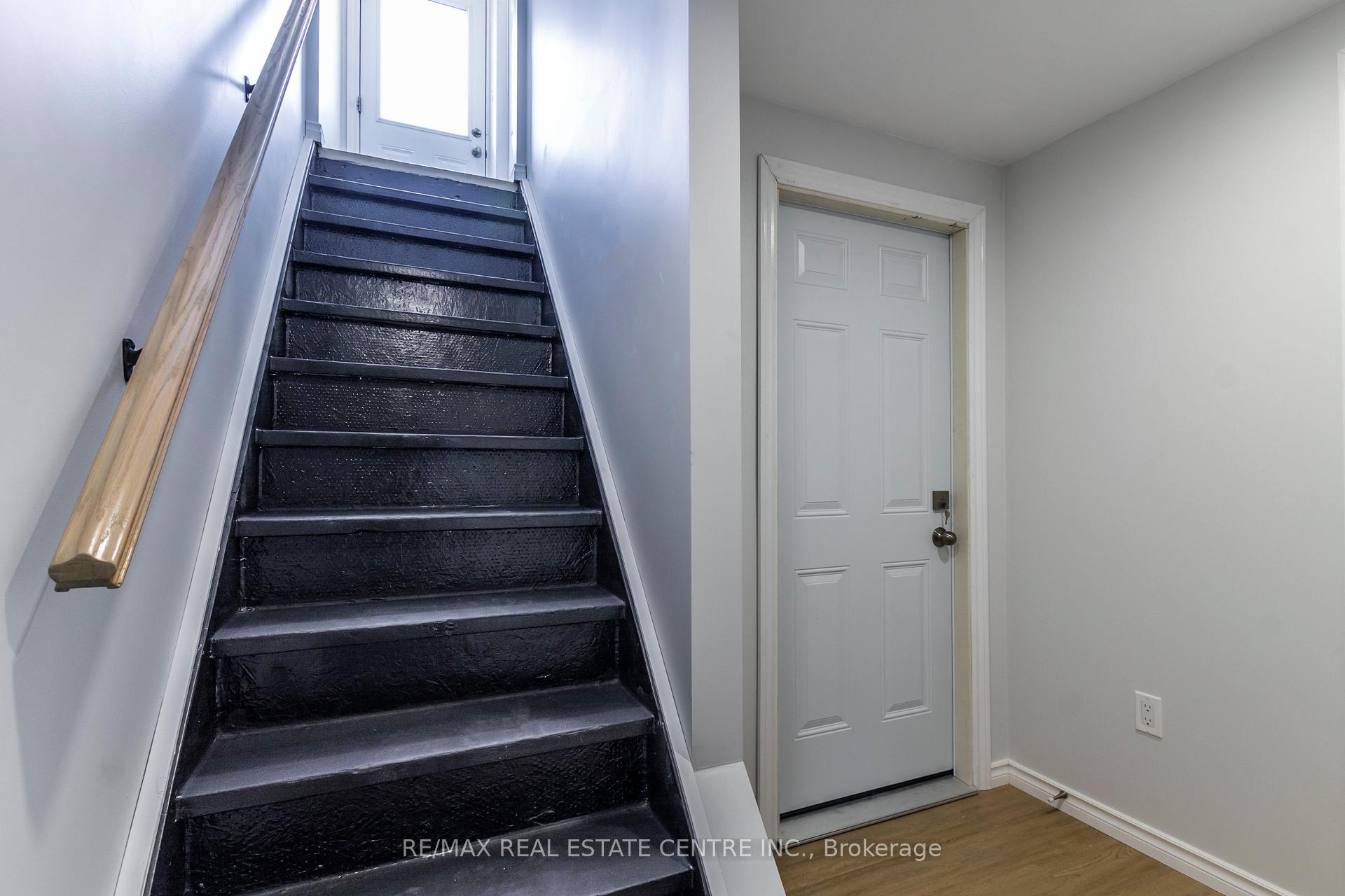 Photo 9 of Unit B, 99 Nickolas Crescent, Cambridge — HOMEH