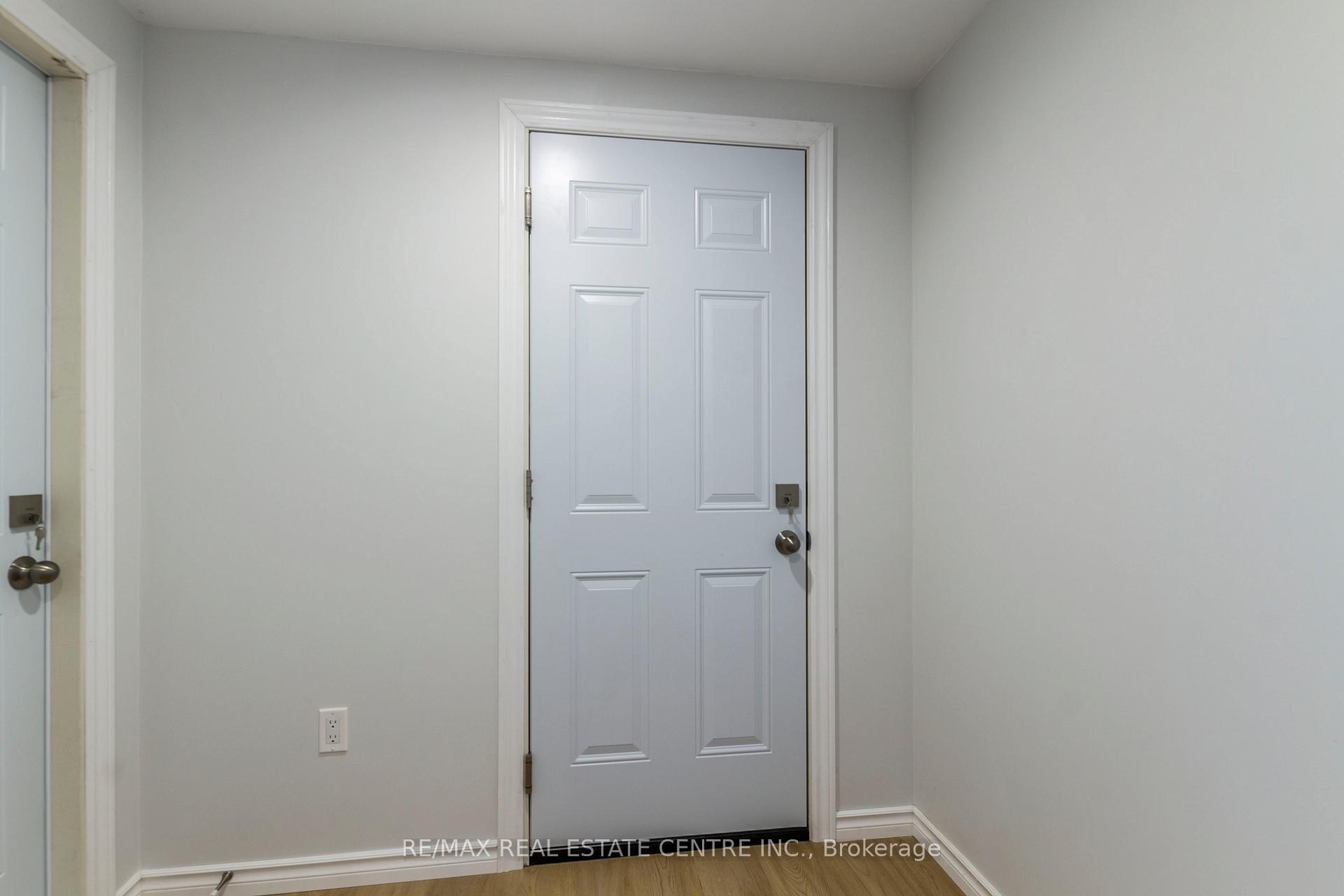 Photo 4 of Unit B, 99 Nickolas Crescent, Cambridge — HOMEH