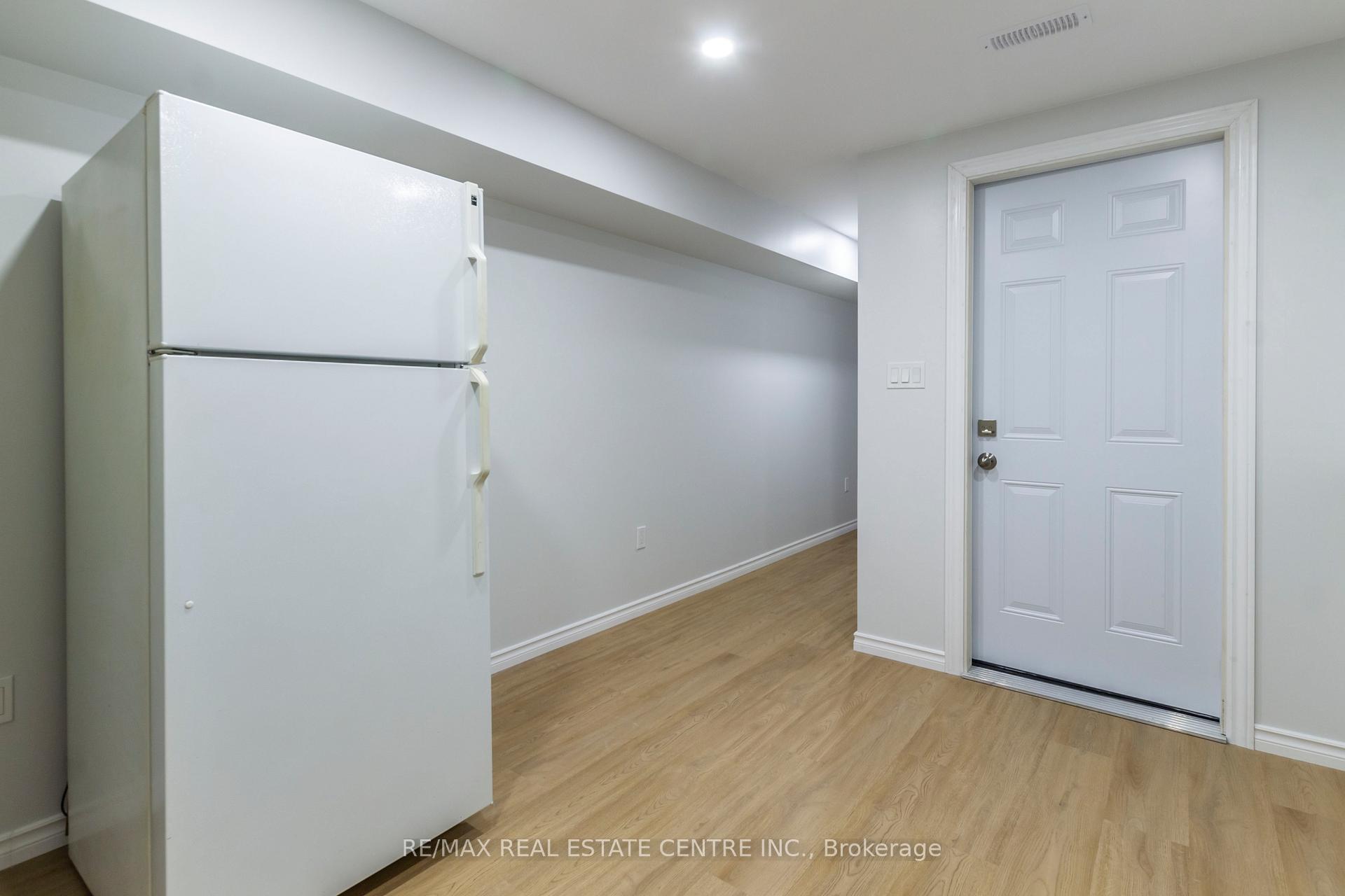 Photo 7 of Unit B, 99 Nickolas Crescent, Cambridge — HOMEH