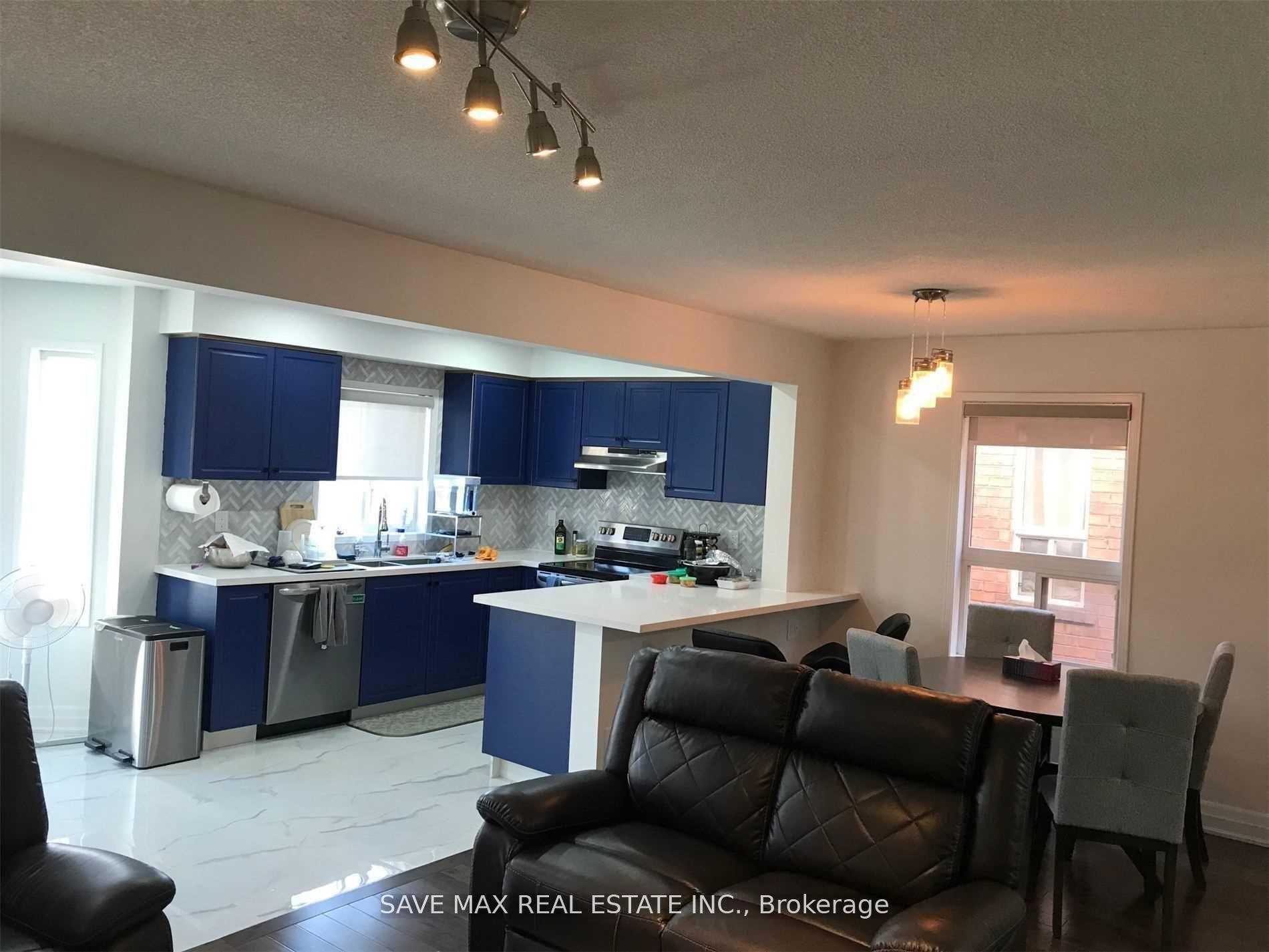 Photo 5 of 35 Hillsburgh (Upper) Drive, Brampton, Fletcher's Meadow — HOMEH