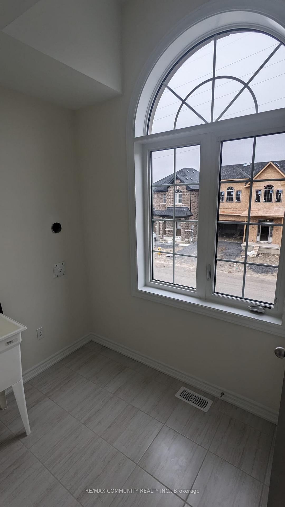 Photo 4 of 1089 Skyridge Boulevard, Pickering, Rouge Park — HOMEH