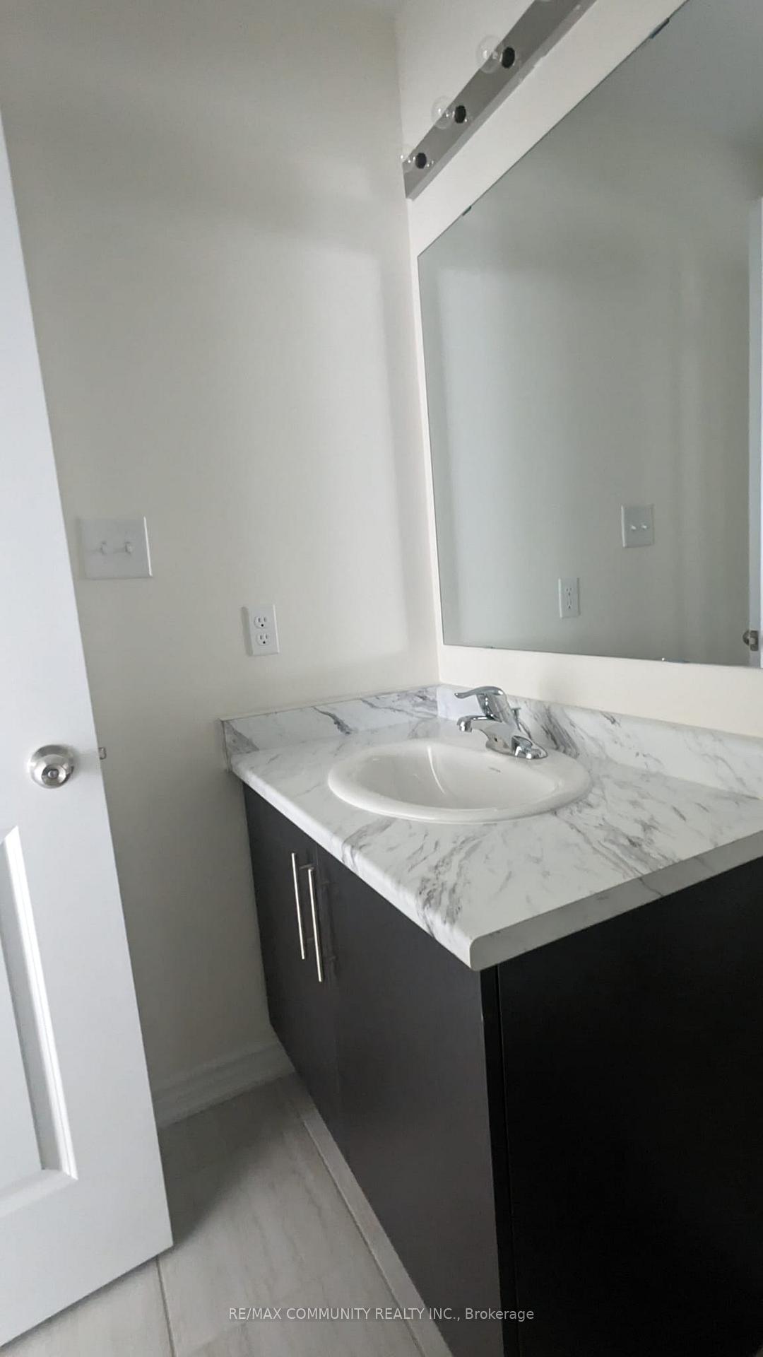 Photo 3 of 1089 Skyridge Boulevard, Pickering, Rouge Park — HOMEH