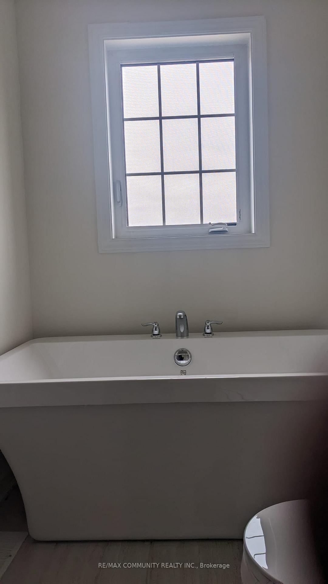 Photo 10 of 1089 Skyridge Boulevard, Pickering, Rouge Park — HOMEH