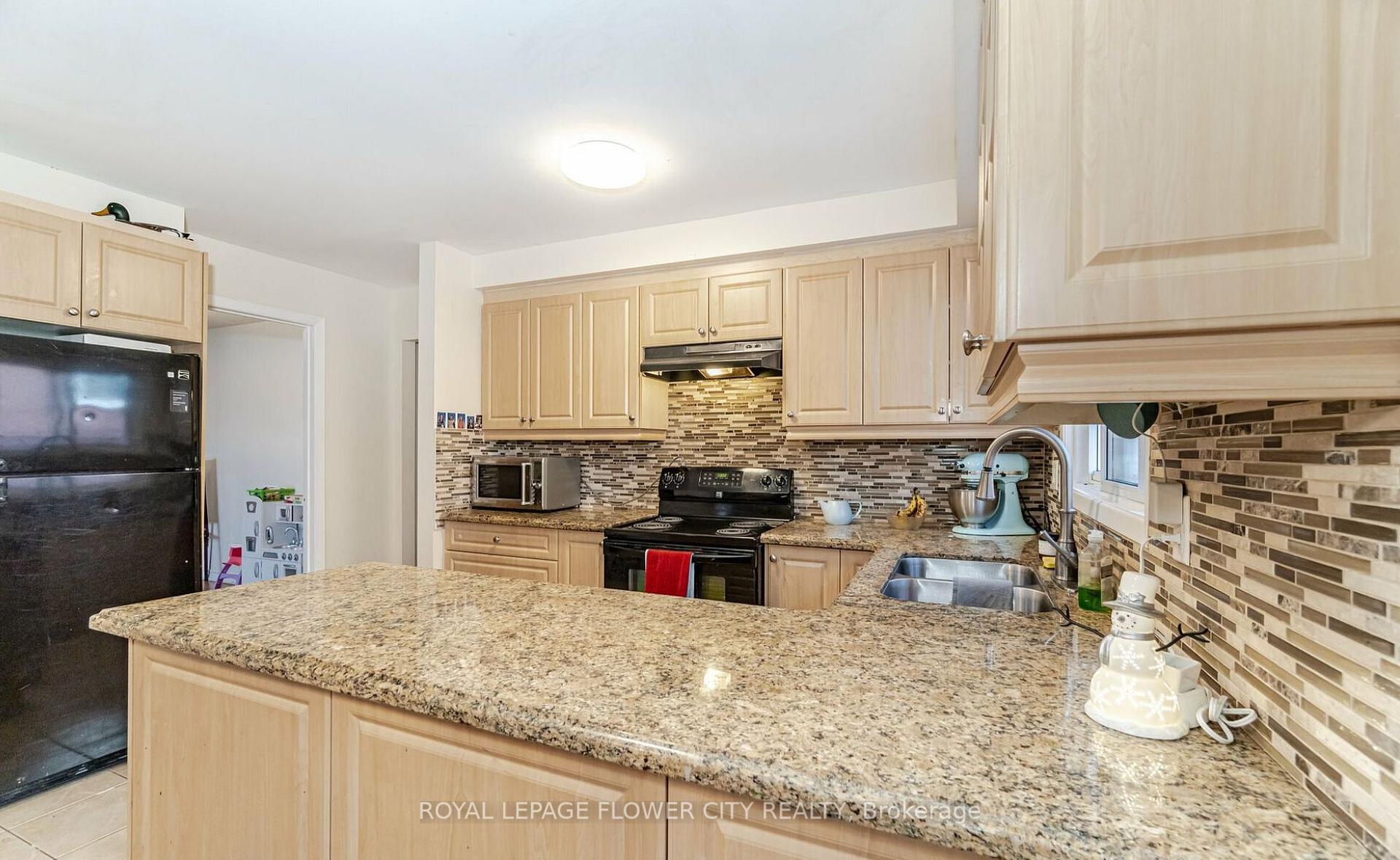 Photo 5 of 18 Prouse Drive, Brampton, Brampton North — HOMEH