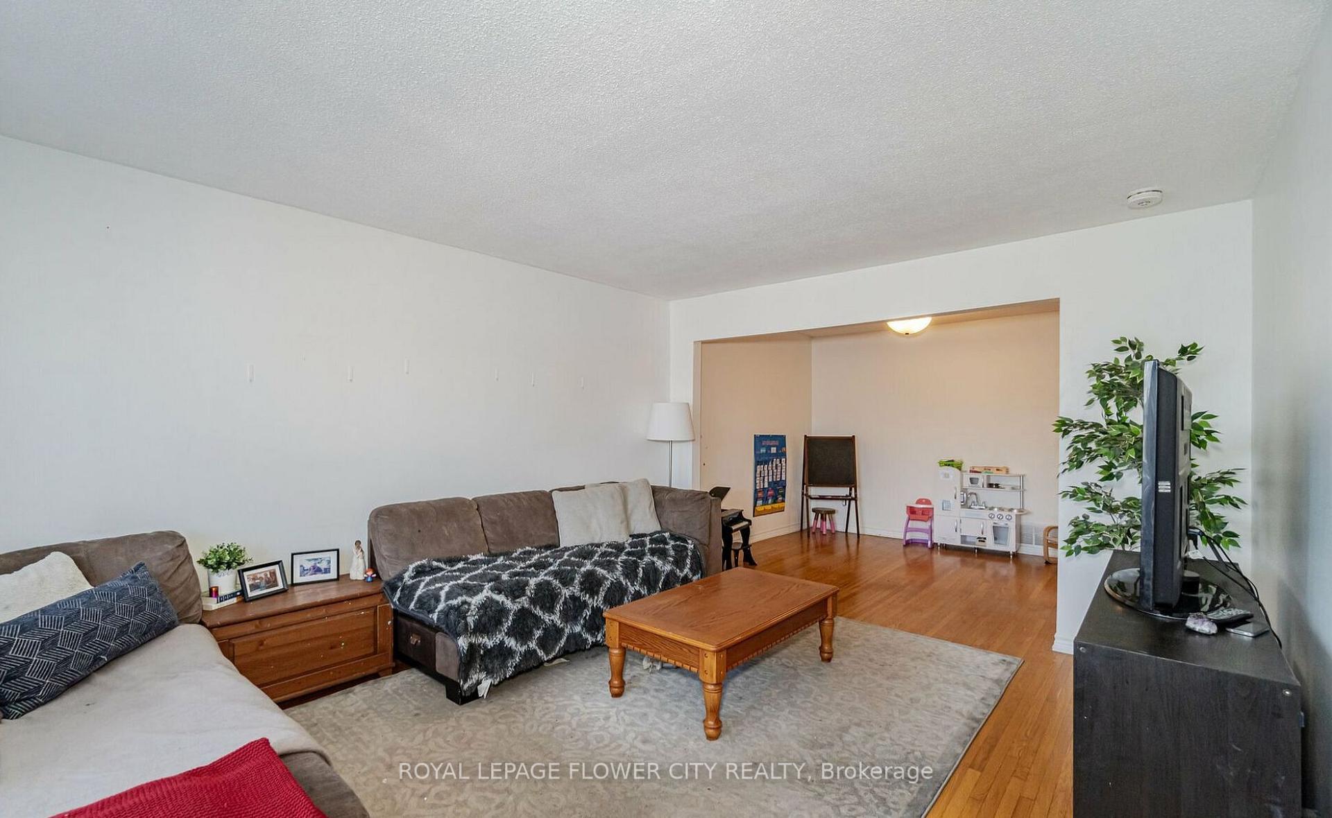Photo 6 of 18 Prouse Drive, Brampton, Brampton North — HOMEH