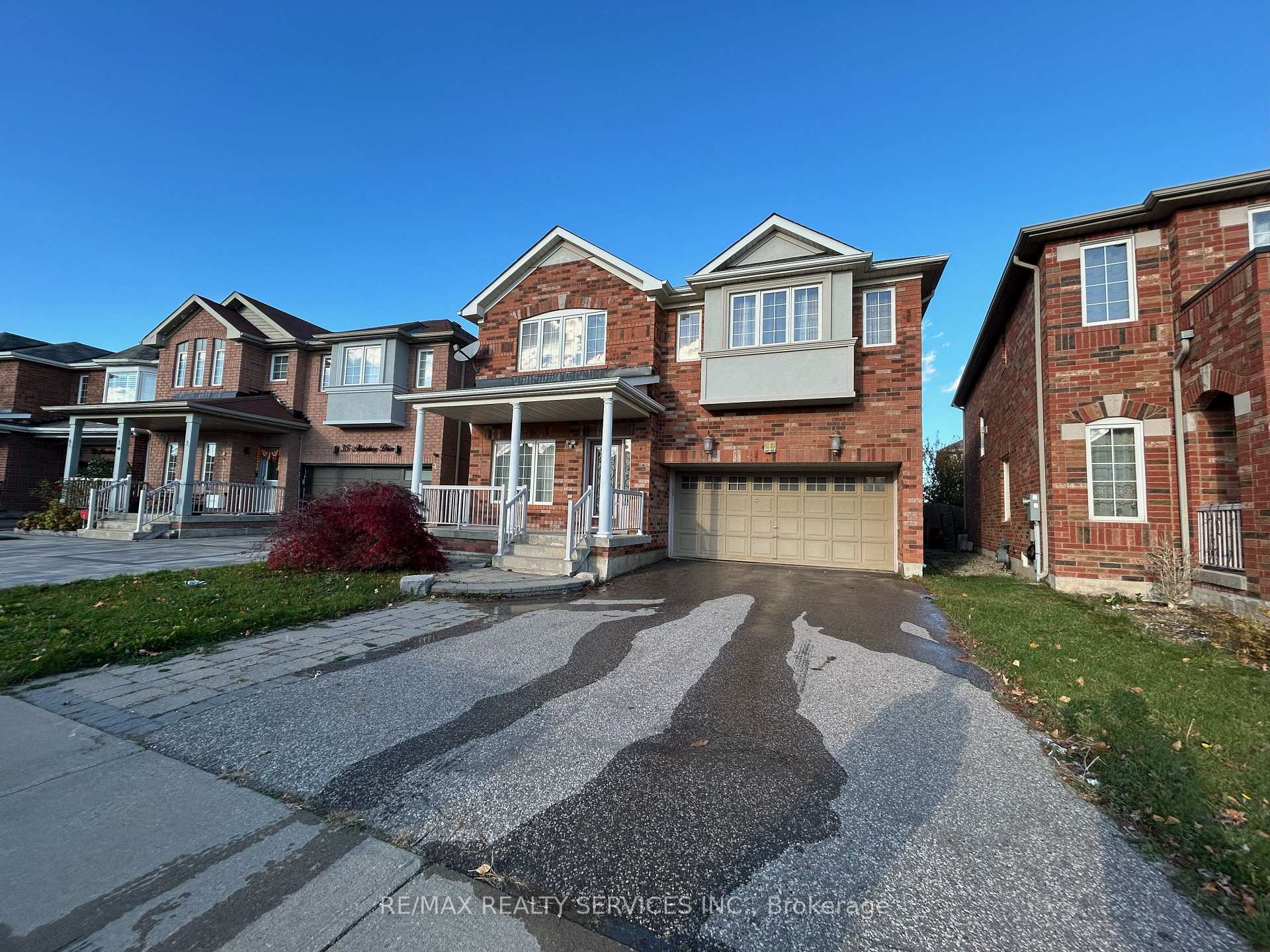 Photo 2 of 37 Abbotsbury Drive, Brampton, Credit Valley — HOMEH