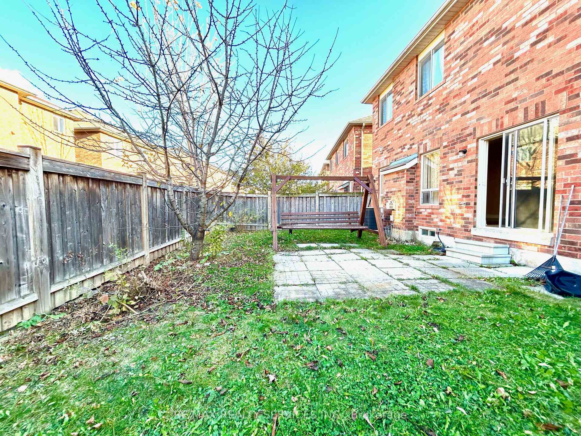 Photo 3 of 37 Abbotsbury Drive, Brampton, Credit Valley — HOMEH