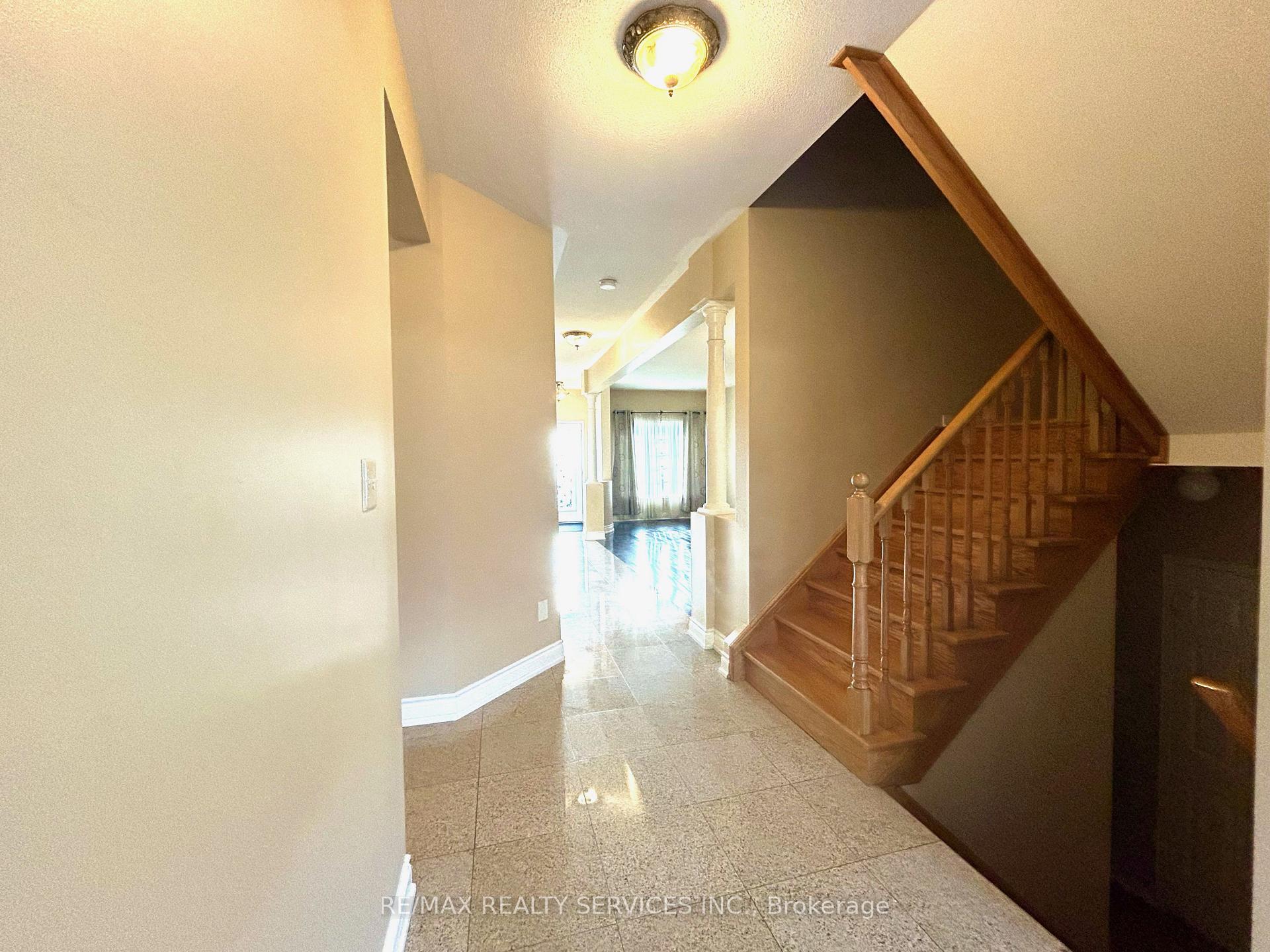 Photo 6 of 37 Abbotsbury Drive, Brampton, Credit Valley — HOMEH