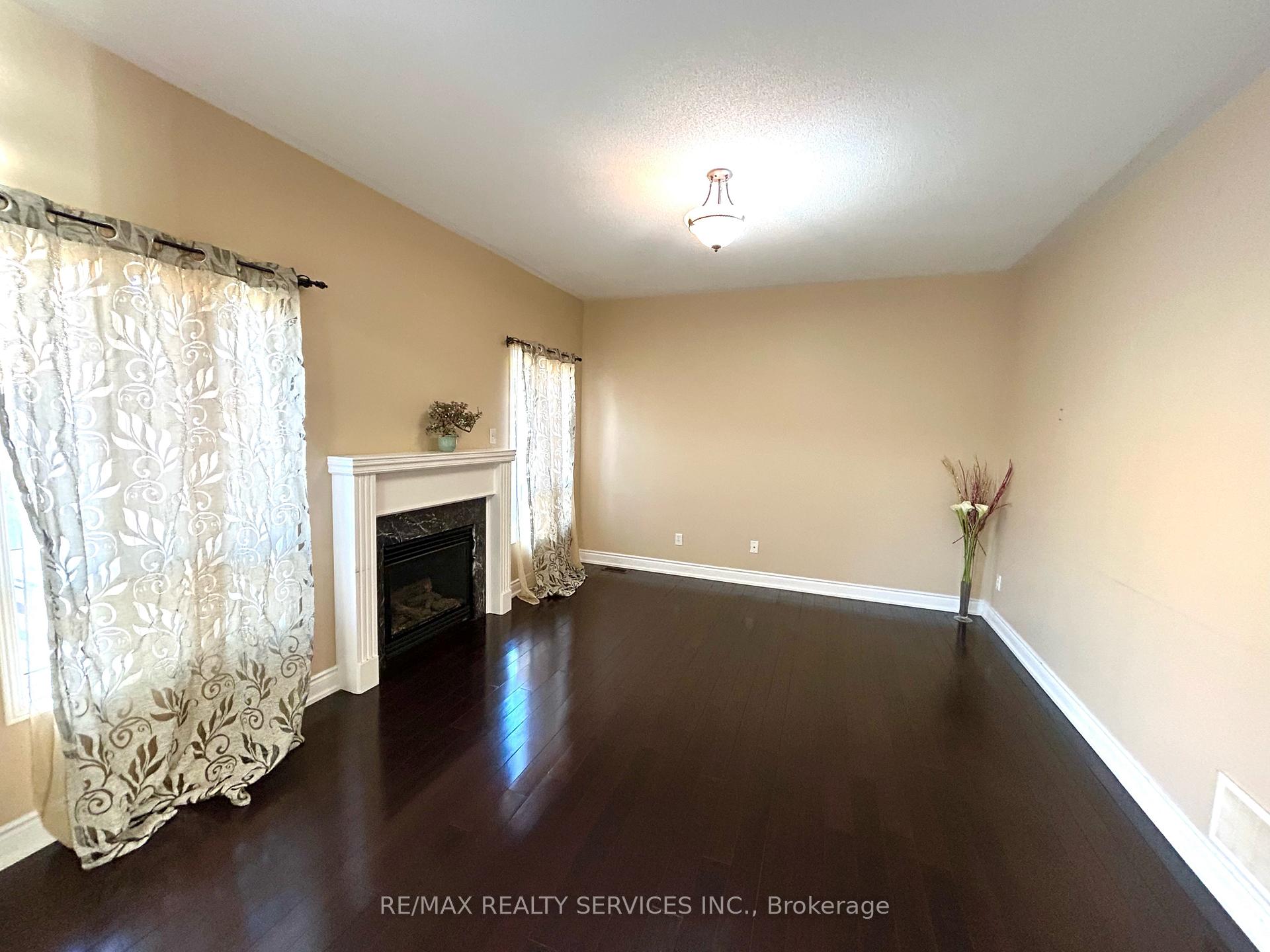 Photo 4 of 37 Abbotsbury Drive, Brampton, Credit Valley — HOMEH