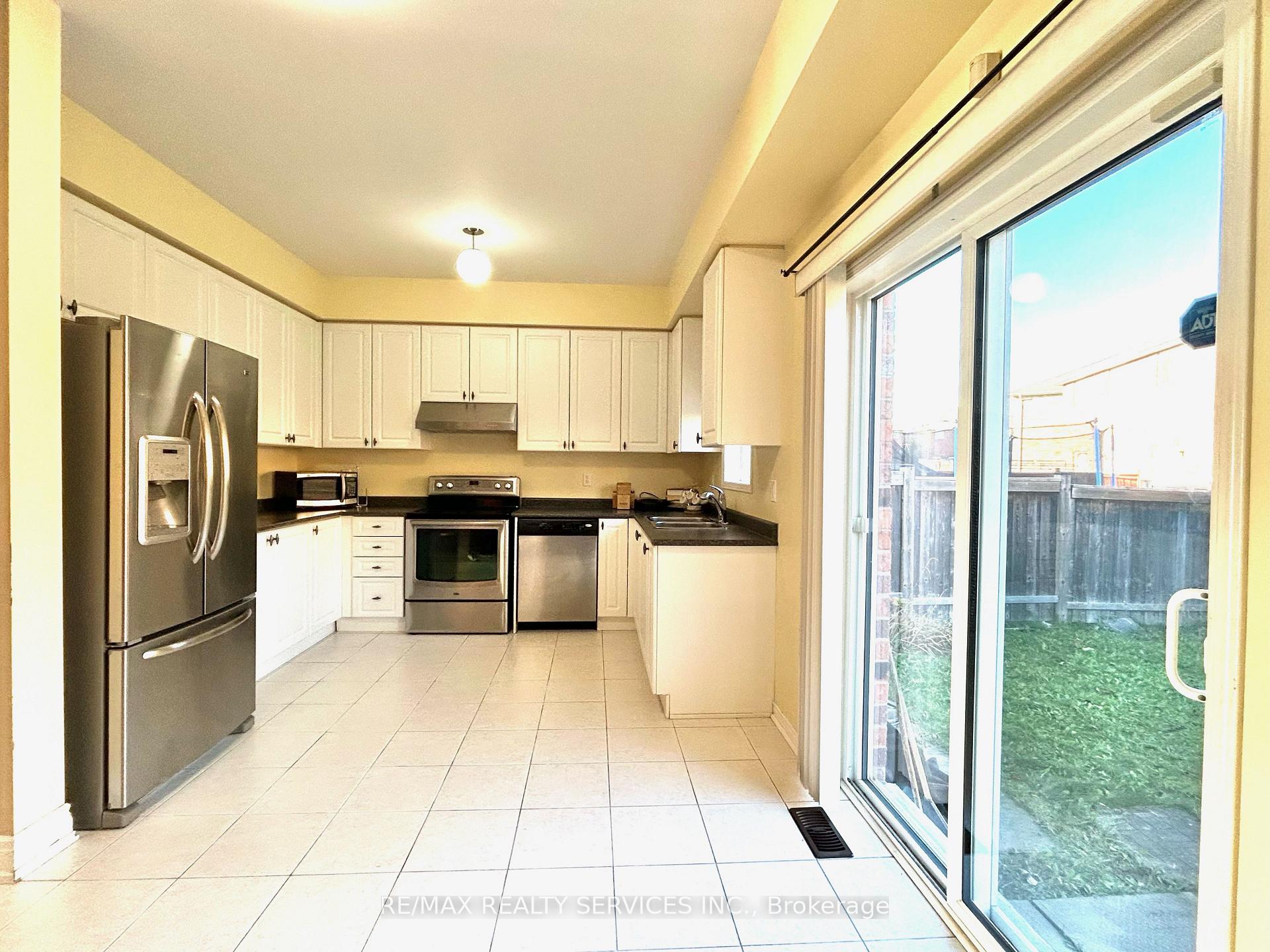 Photo 8 of 37 Abbotsbury Drive, Brampton, Credit Valley — HOMEH