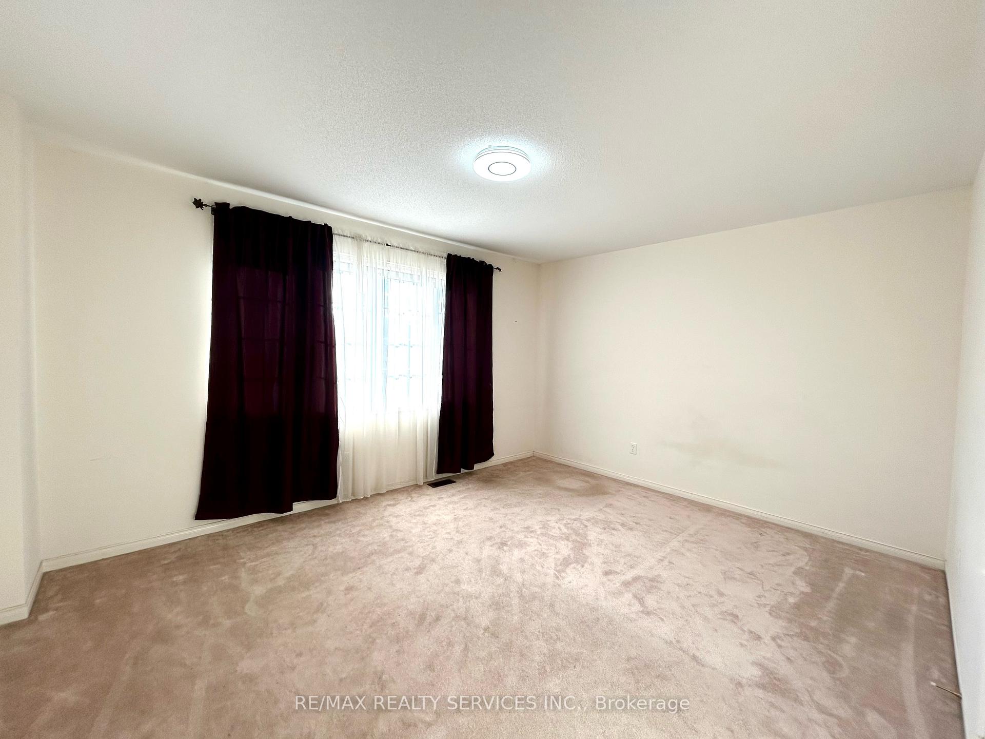 Photo 13 of 37 Abbotsbury Drive, Brampton, Credit Valley — HOMEH