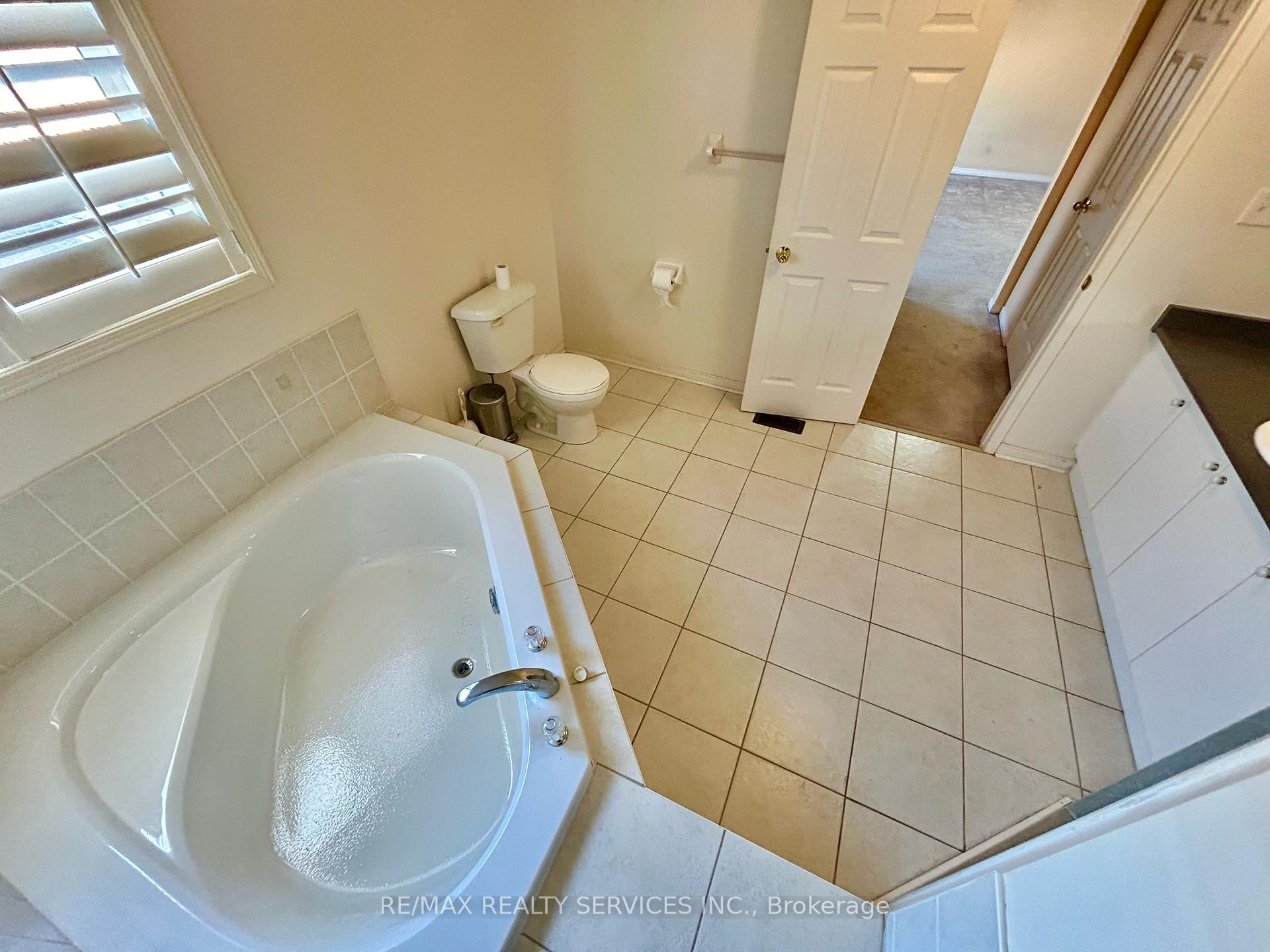 Photo 17 of 37 Abbotsbury Drive, Brampton, Credit Valley — HOMEH