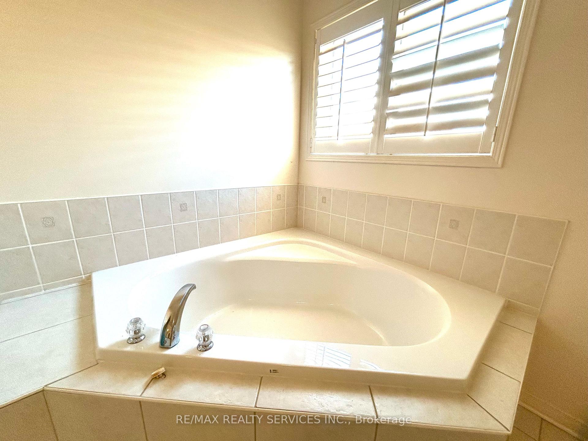 Photo 20 of 37 Abbotsbury Drive, Brampton, Credit Valley — HOMEH