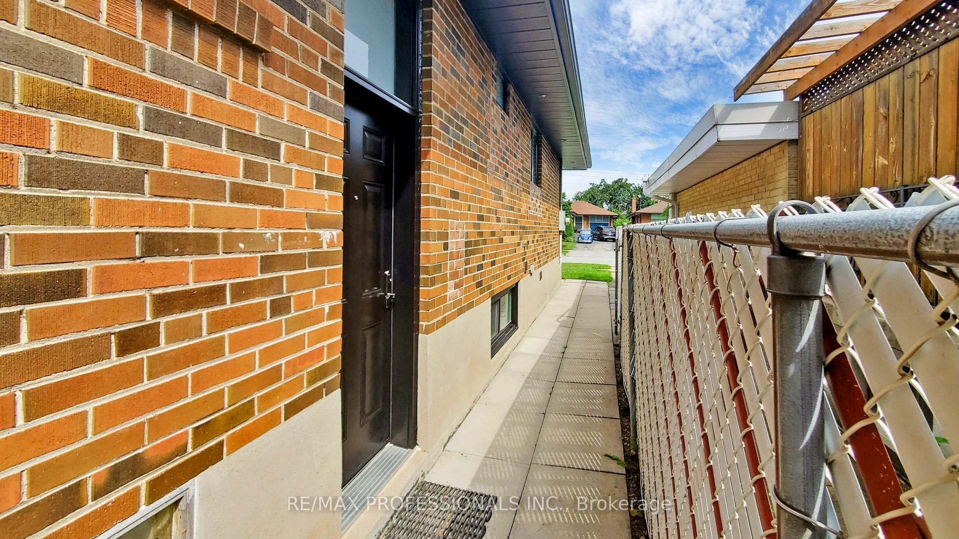 Photo 14 of 47 Poynter Drive, Etobicoke, Kingsview Village-The Westway — HOMEH