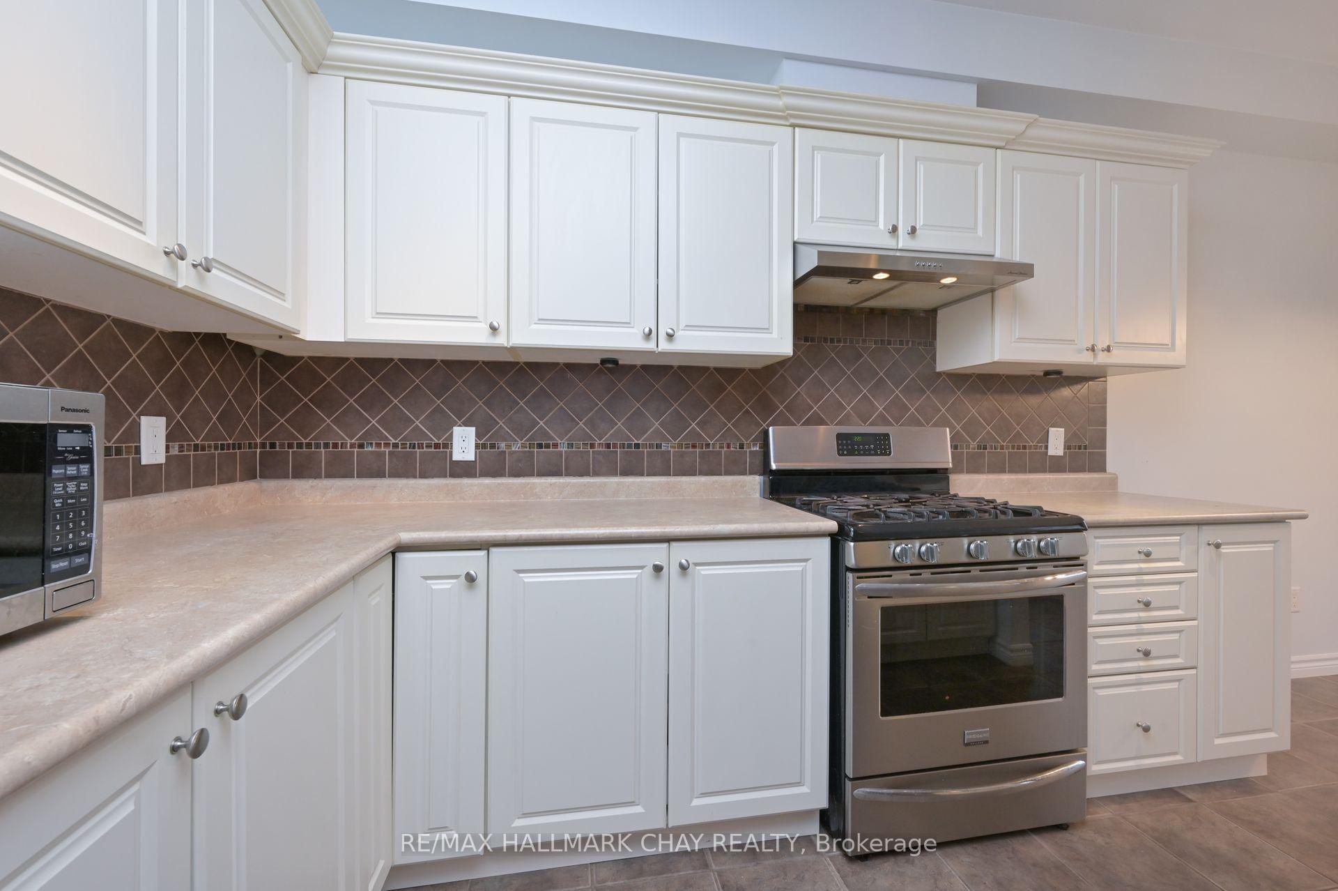Photo 5 of 22 Claudio Crescent, Barrie, Ardagh — HOMEH