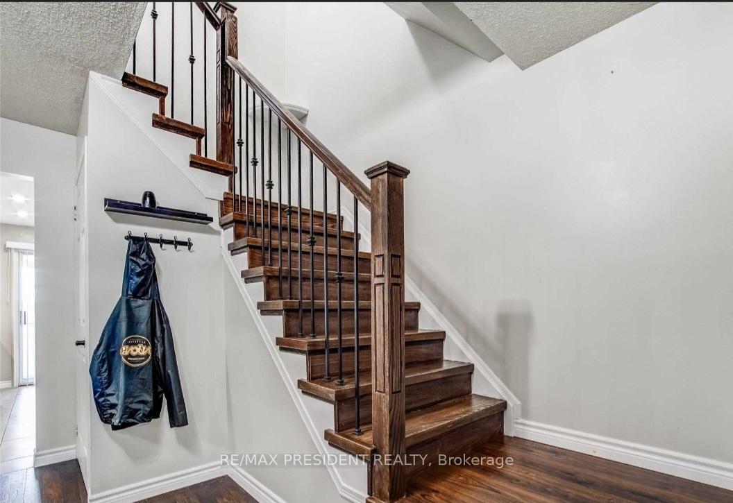 Photo 2 of 85 Toba Crescent, Brampton, Heart Lake — HOMEH