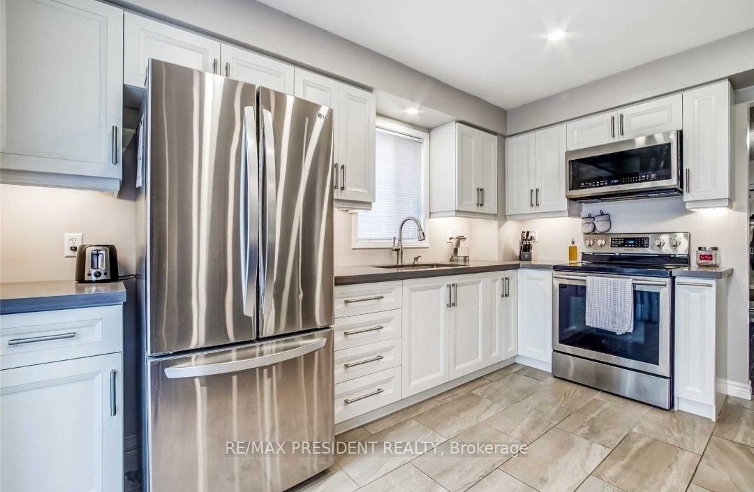 Photo 5 of 85 Toba Crescent, Brampton, Heart Lake — HOMEH