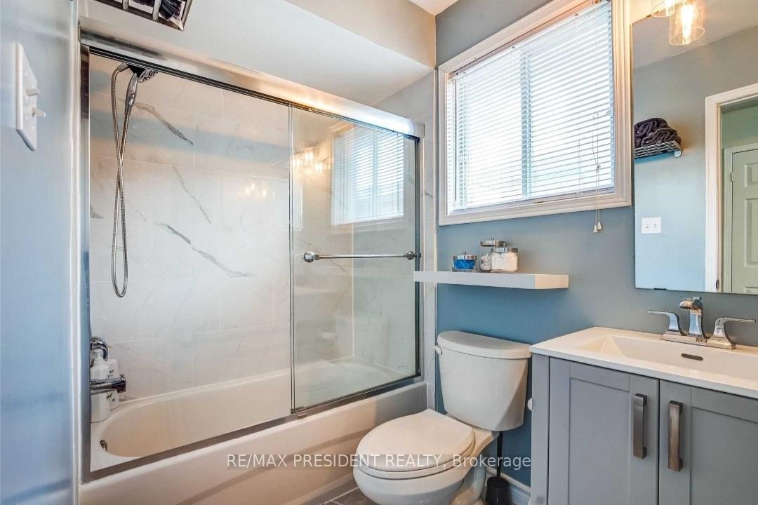 Photo 10 of 85 Toba Crescent, Brampton, Heart Lake — HOMEH