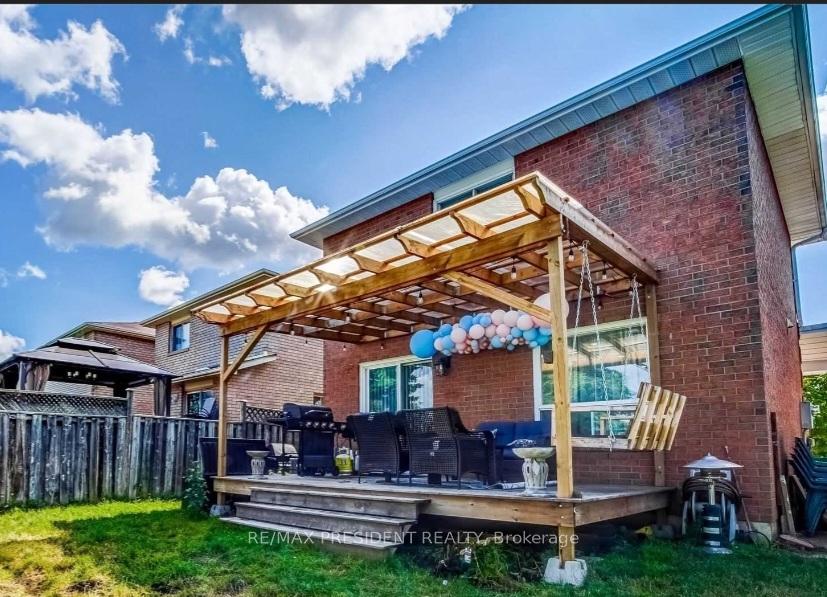 Photo 8 of 85 Toba Crescent, Brampton, Heart Lake — HOMEH