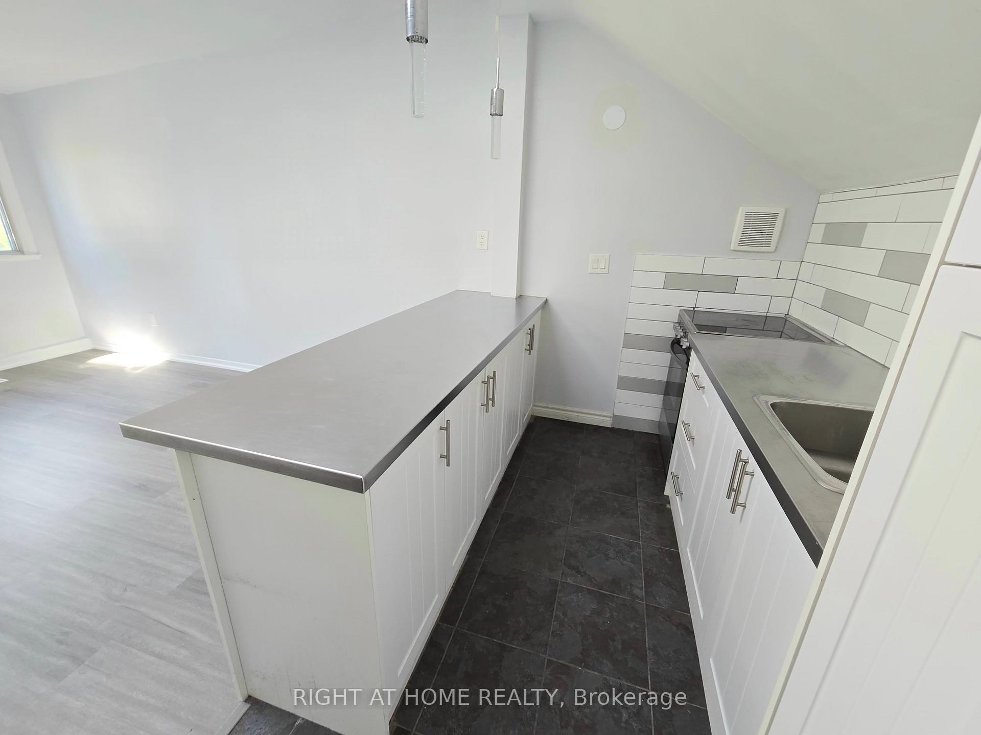 Photo 12 of Unit Upper, 84 Oakvale Avenue, Toronto, Greenwood-Coxwell — HOMEH