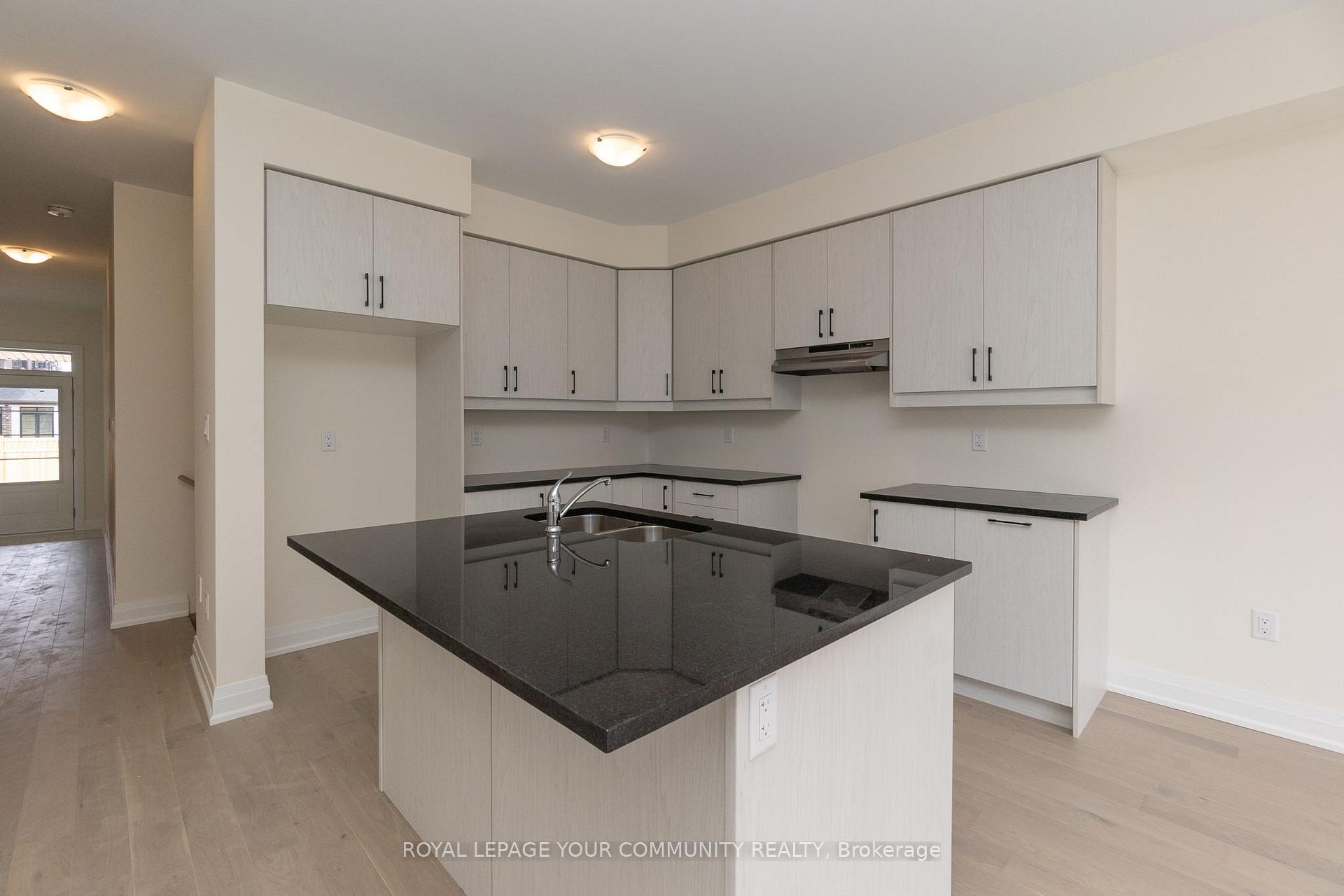 Photo 9 of 11 Kinloss Street, Vaughan, Kleinburg — HOMEH