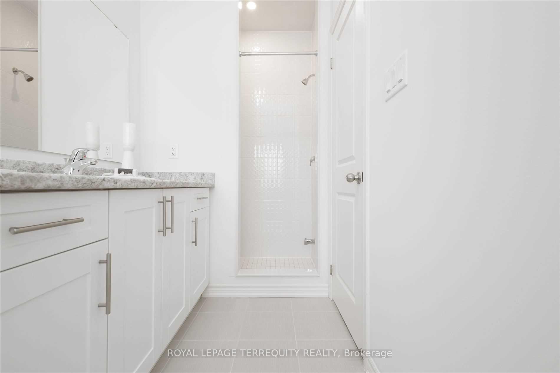 Photo 5 of 118 Adventura Road, Brampton, Northwest Brampton — HOMEH