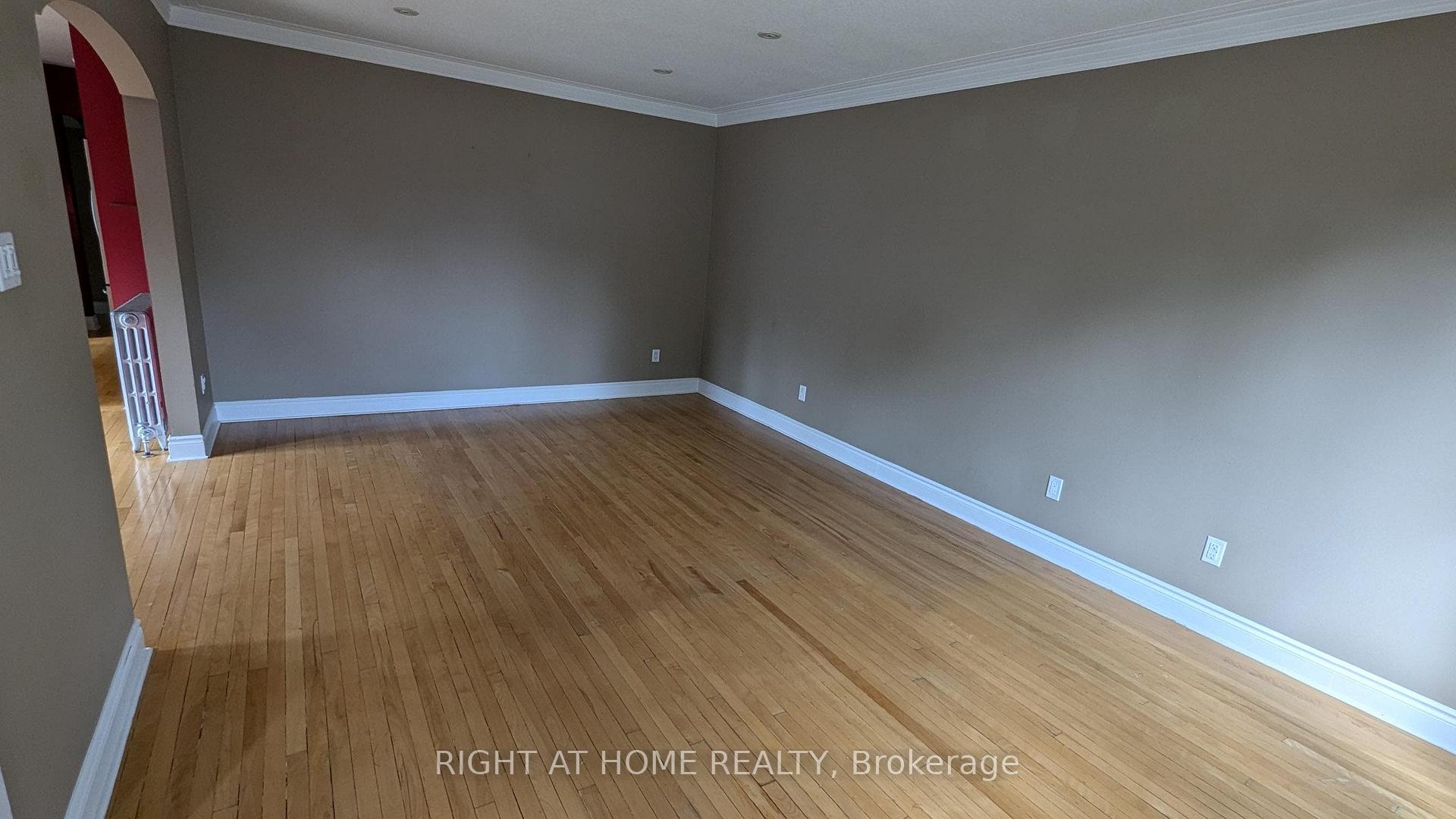 Photo 27 of 210 Prince Edward Drive S, Etobicoke, Stonegate-Queensway — HOMEH