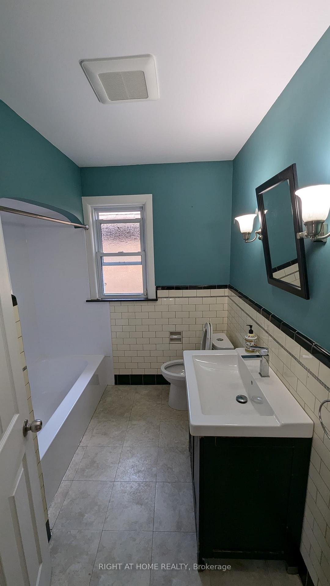 Photo 4 of 210 Prince Edward Drive S, Etobicoke, Stonegate-Queensway — HOMEH