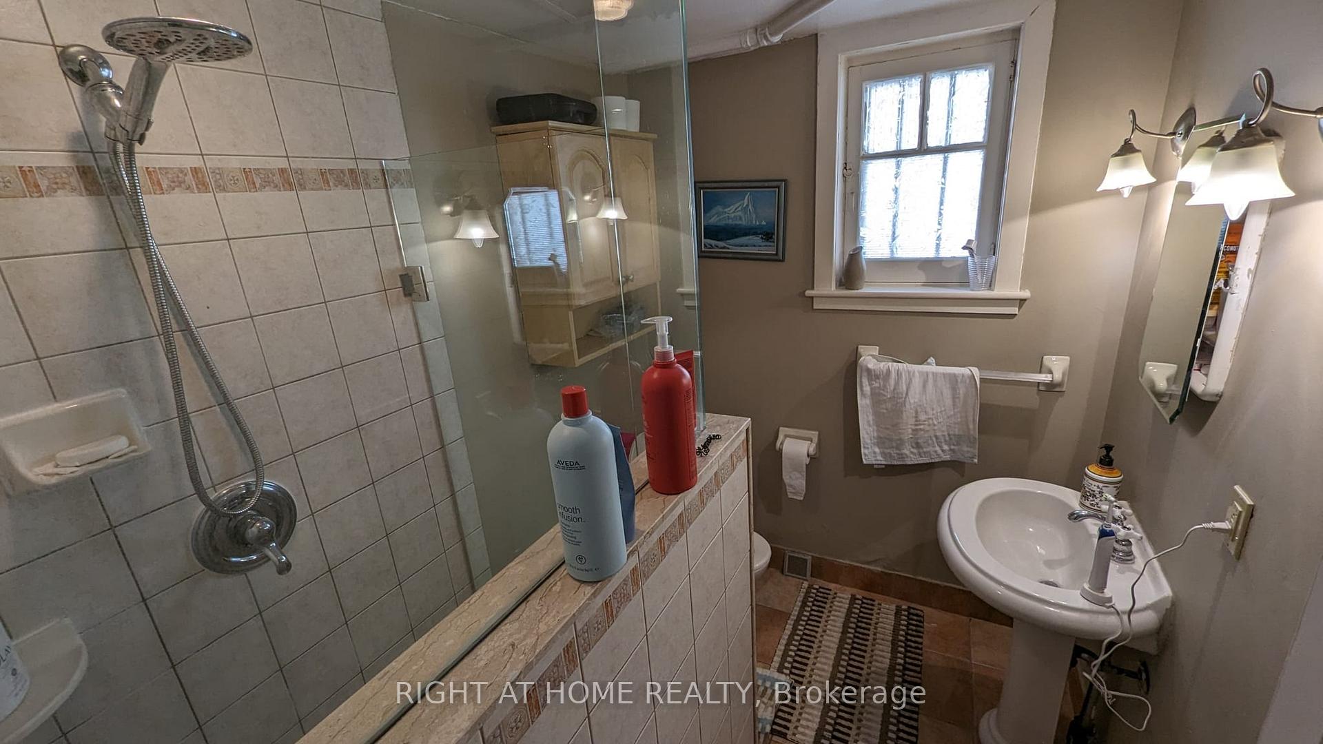 Photo 16 of 210 Prince Edward Drive S, Etobicoke, Stonegate-Queensway — HOMEH