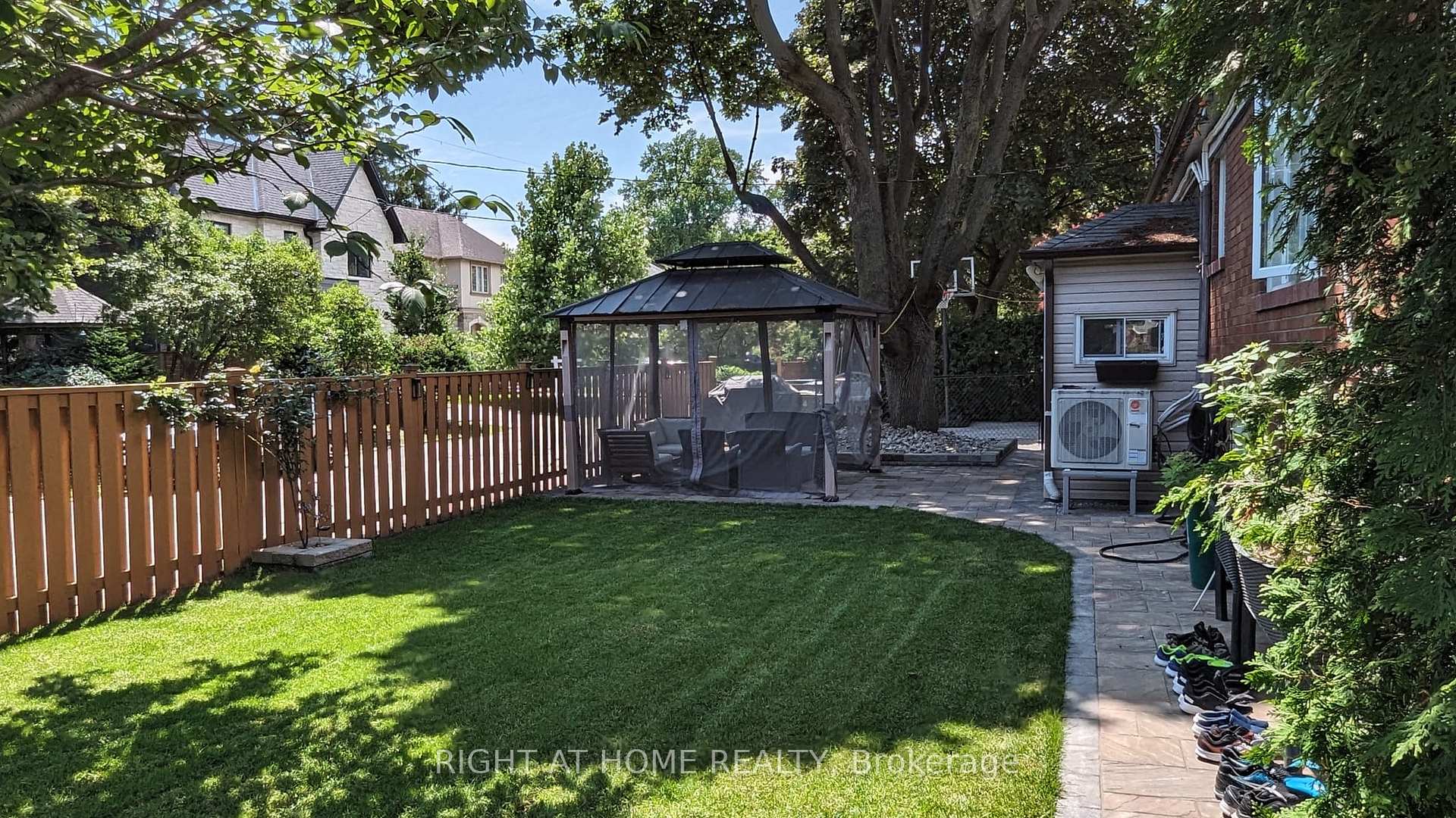Photo 11 of 210 Prince Edward Drive S, Etobicoke, Stonegate-Queensway — HOMEH