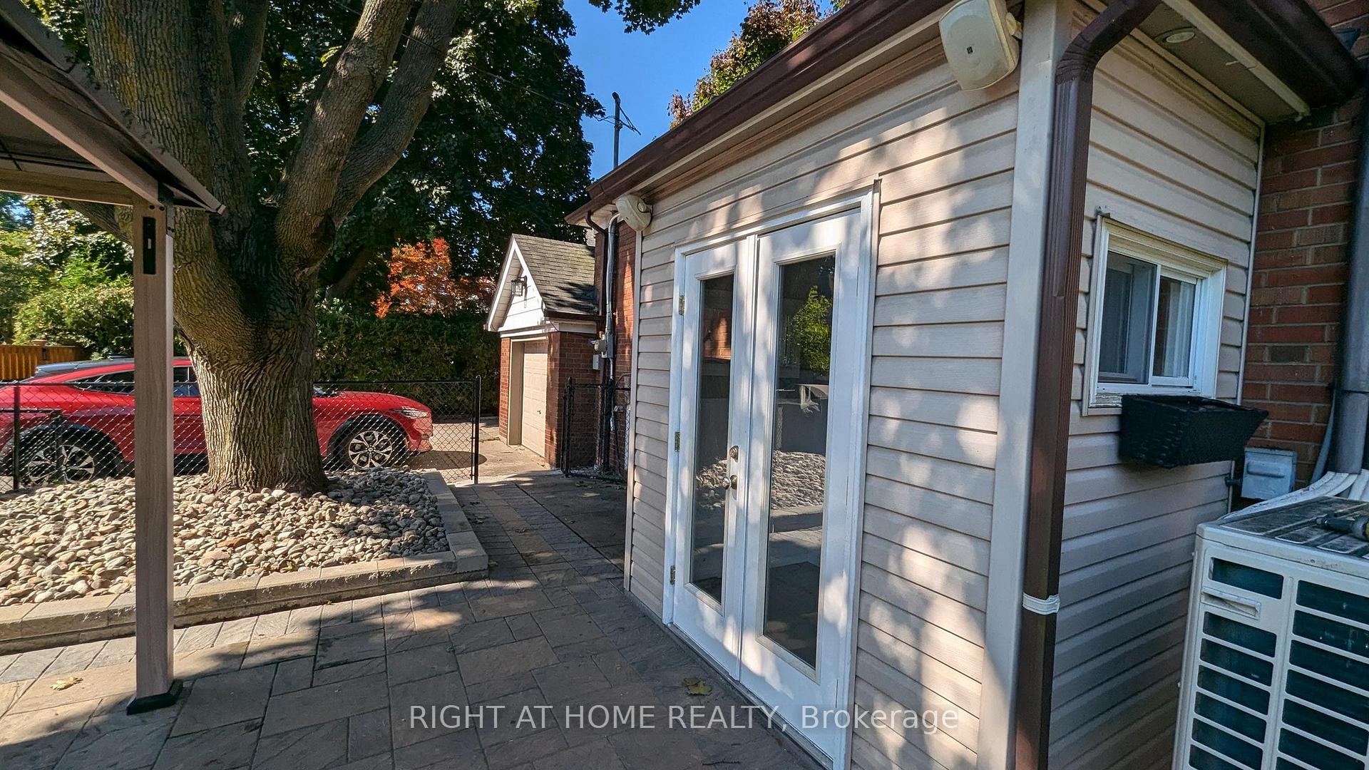Photo 19 of 210 Prince Edward Drive S, Etobicoke, Stonegate-Queensway — HOMEH