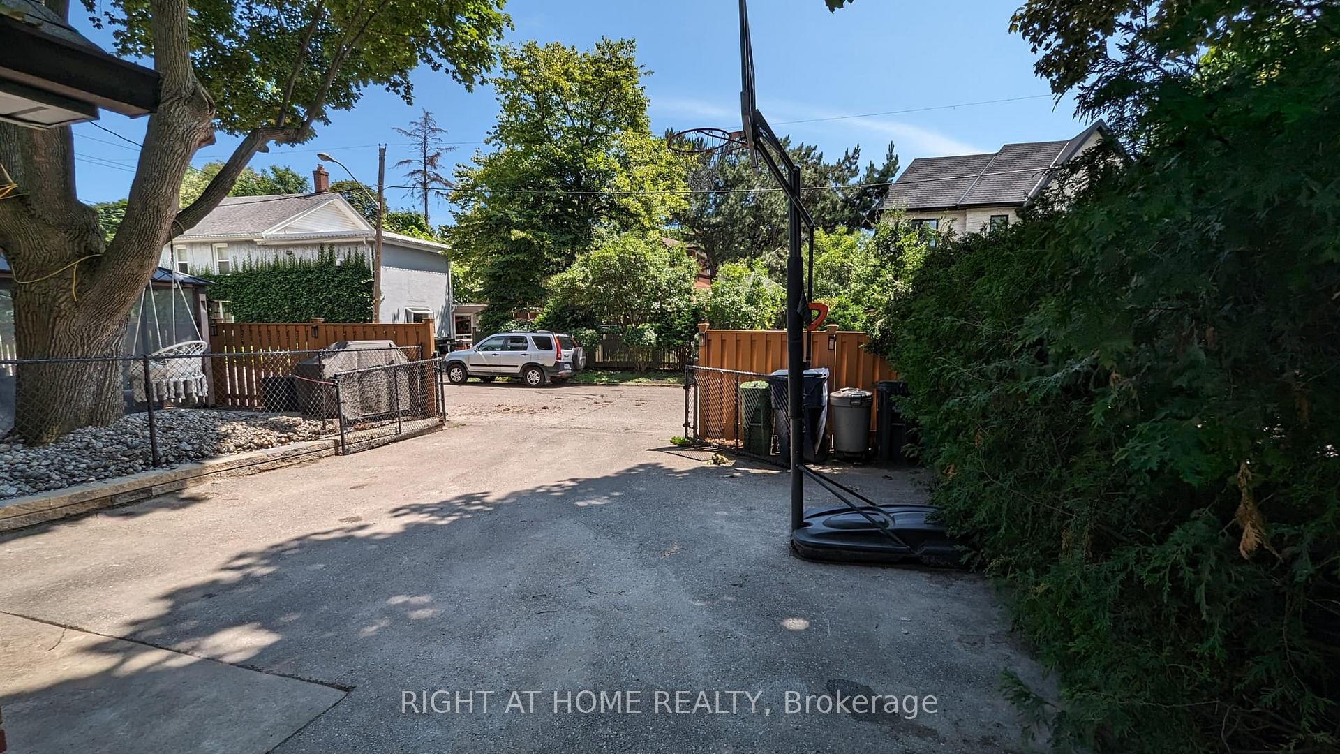 Photo 21 of 210 Prince Edward Drive S, Etobicoke, Stonegate-Queensway — HOMEH