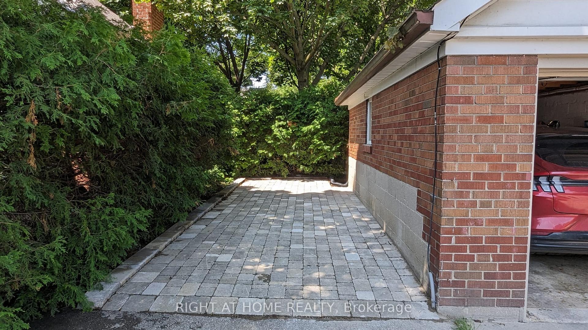 Photo 23 of 210 Prince Edward Drive S, Etobicoke, Stonegate-Queensway — HOMEH