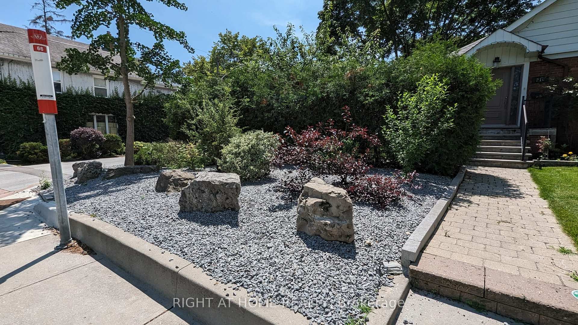 Photo 24 of 210 Prince Edward Drive S, Etobicoke, Stonegate-Queensway — HOMEH