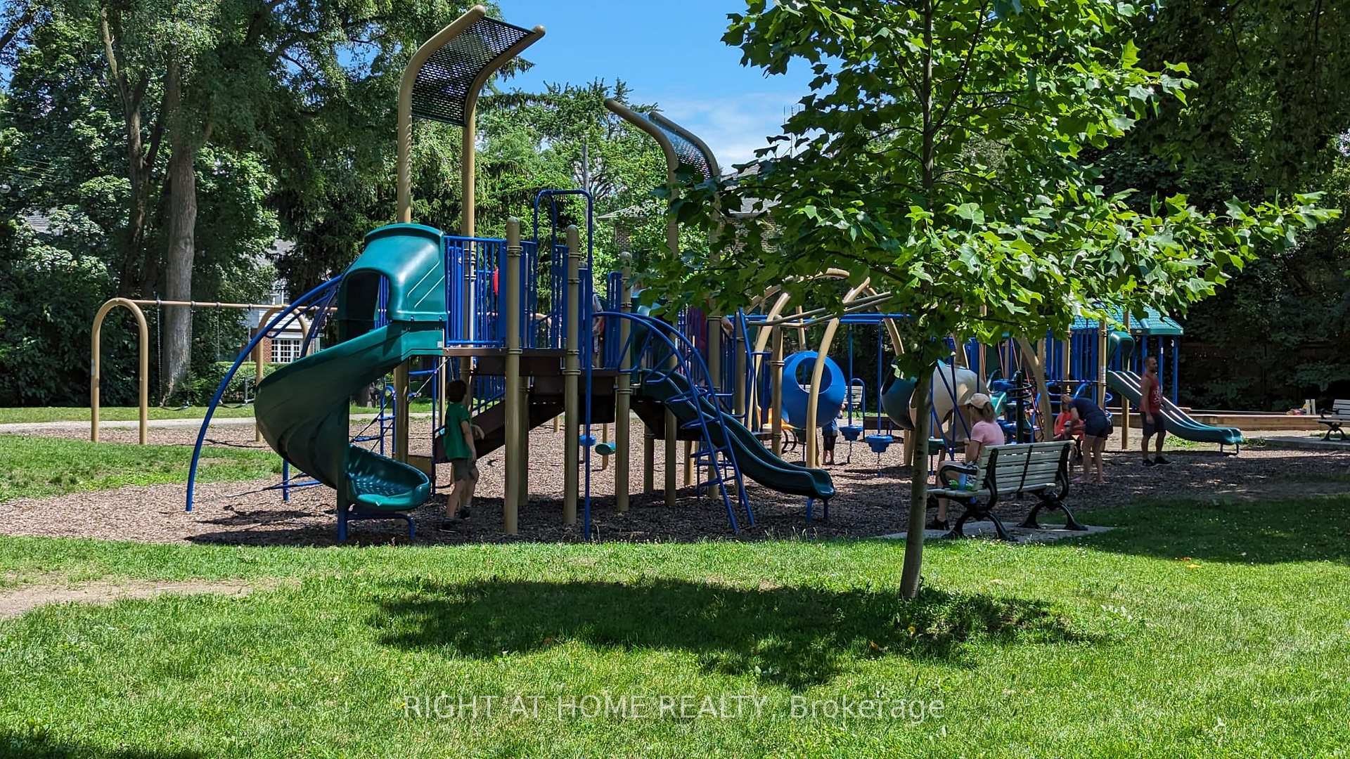 Photo 25 of 210 Prince Edward Drive S, Etobicoke, Stonegate-Queensway — HOMEH