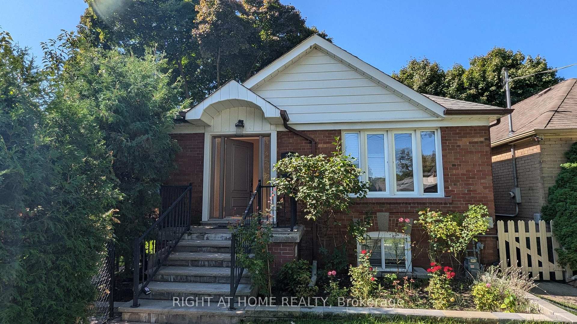 Photo 26 of 210 Prince Edward Drive S, Etobicoke, Stonegate-Queensway — HOMEH