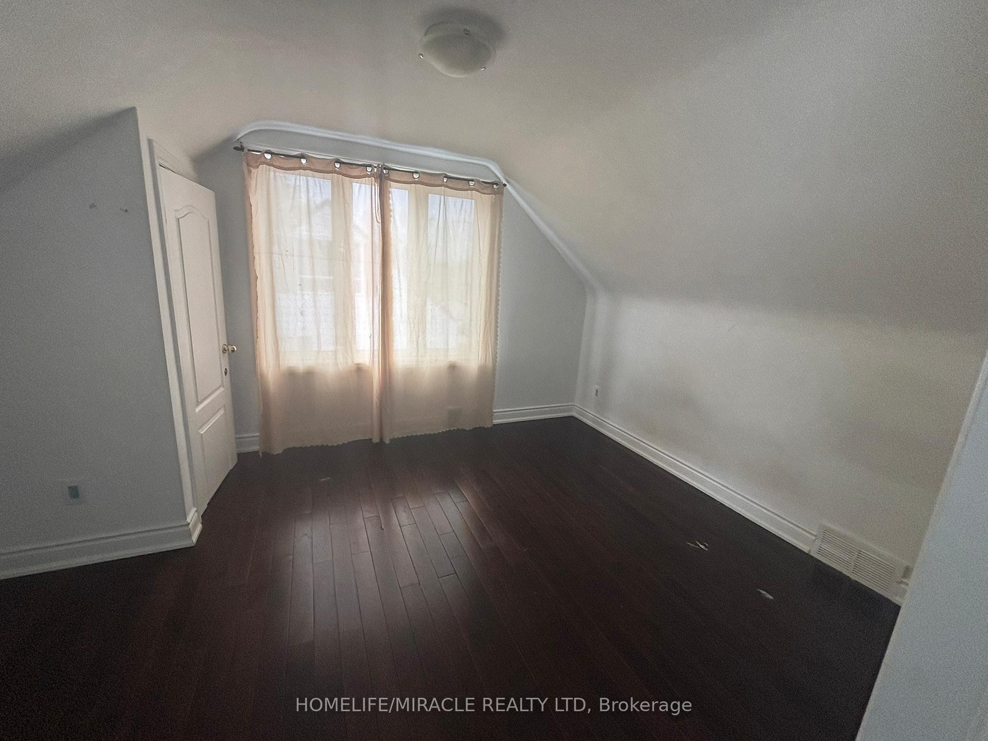 Photo 8 of 21 Pleasantview Avenue, Brampton, Brampton West — HOMEH